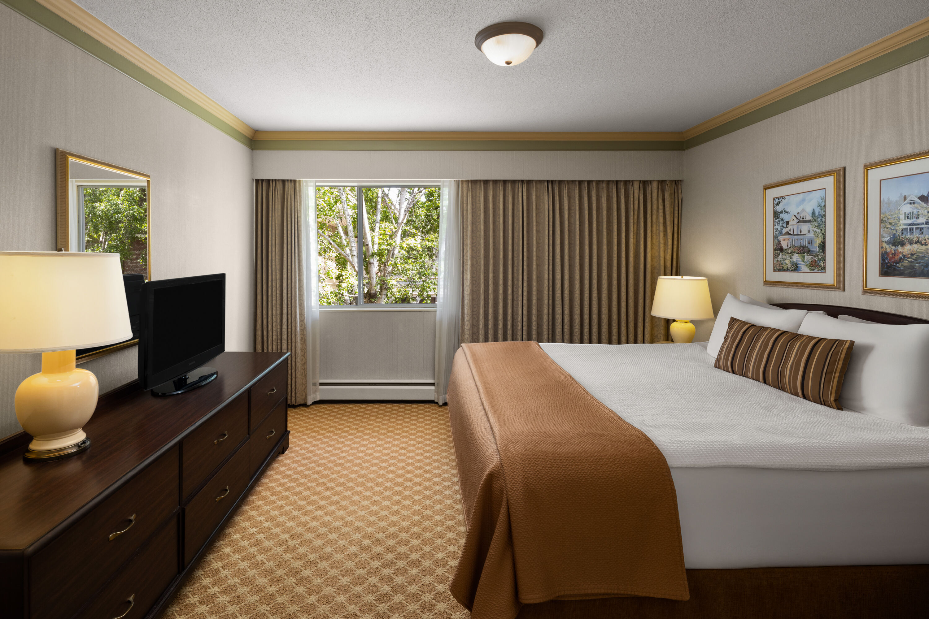 Royal Scot Hotel & Suites, Trademark Collection by Wyndham suite in Victoria, British Columbia