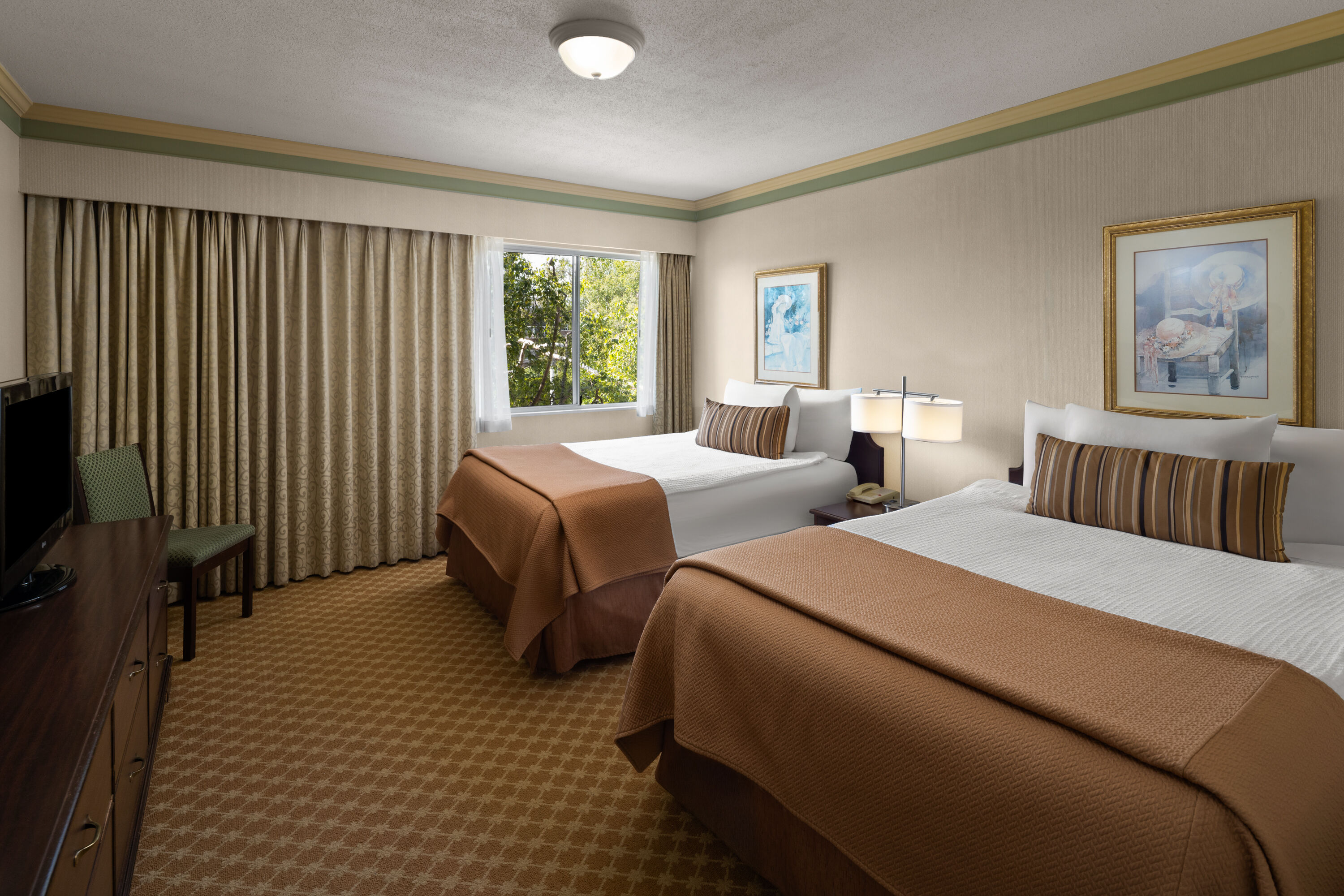 Royal Scot Hotel & Suites, Trademark Collection by Wyndham suite in Victoria, British Columbia