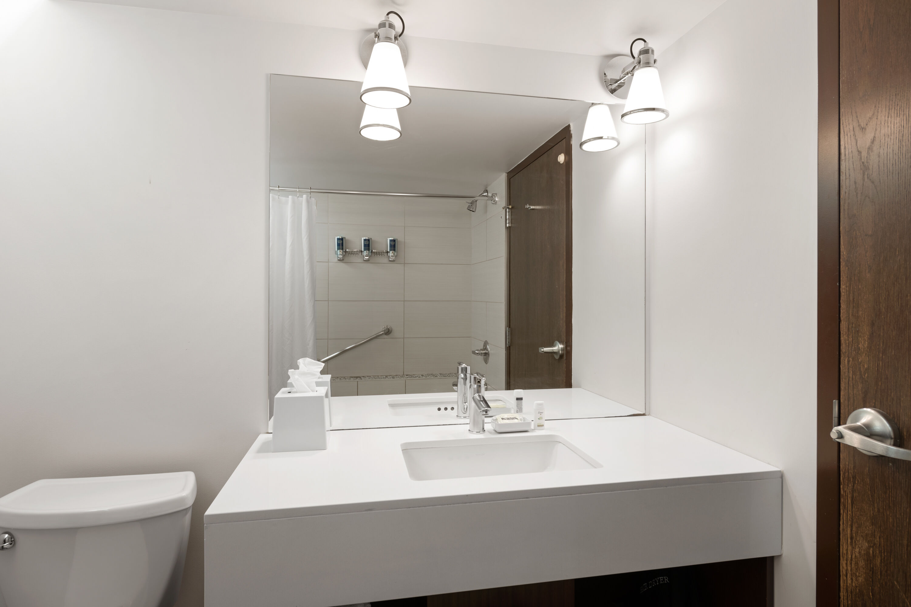 Guest room bath at the Lakeview Signature, Trademark Collection by Wyndham in Winnipeg, Manitoba