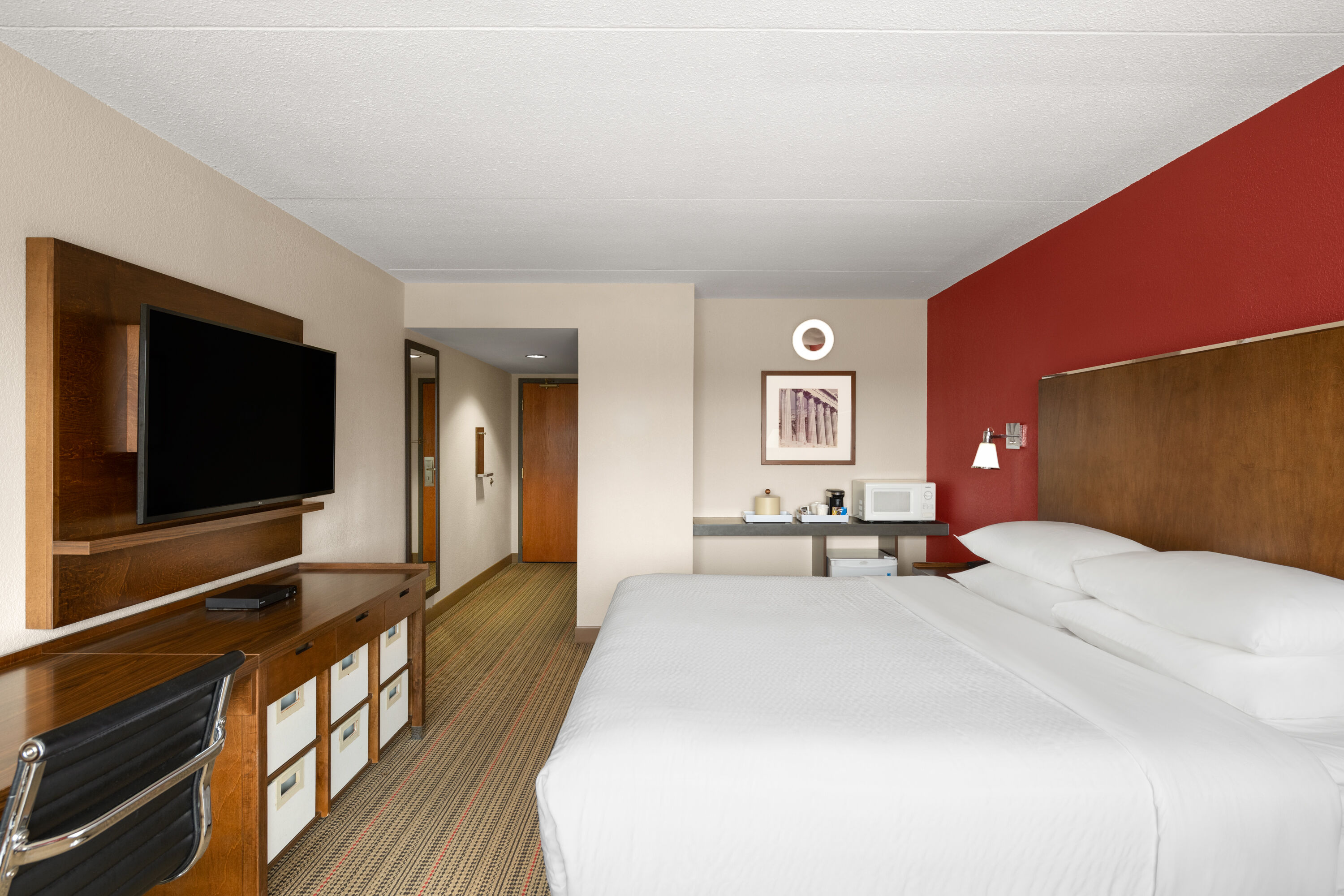 Guest room at the Lakeview Signature, Trademark Collection by Wyndham in Winnipeg, Manitoba