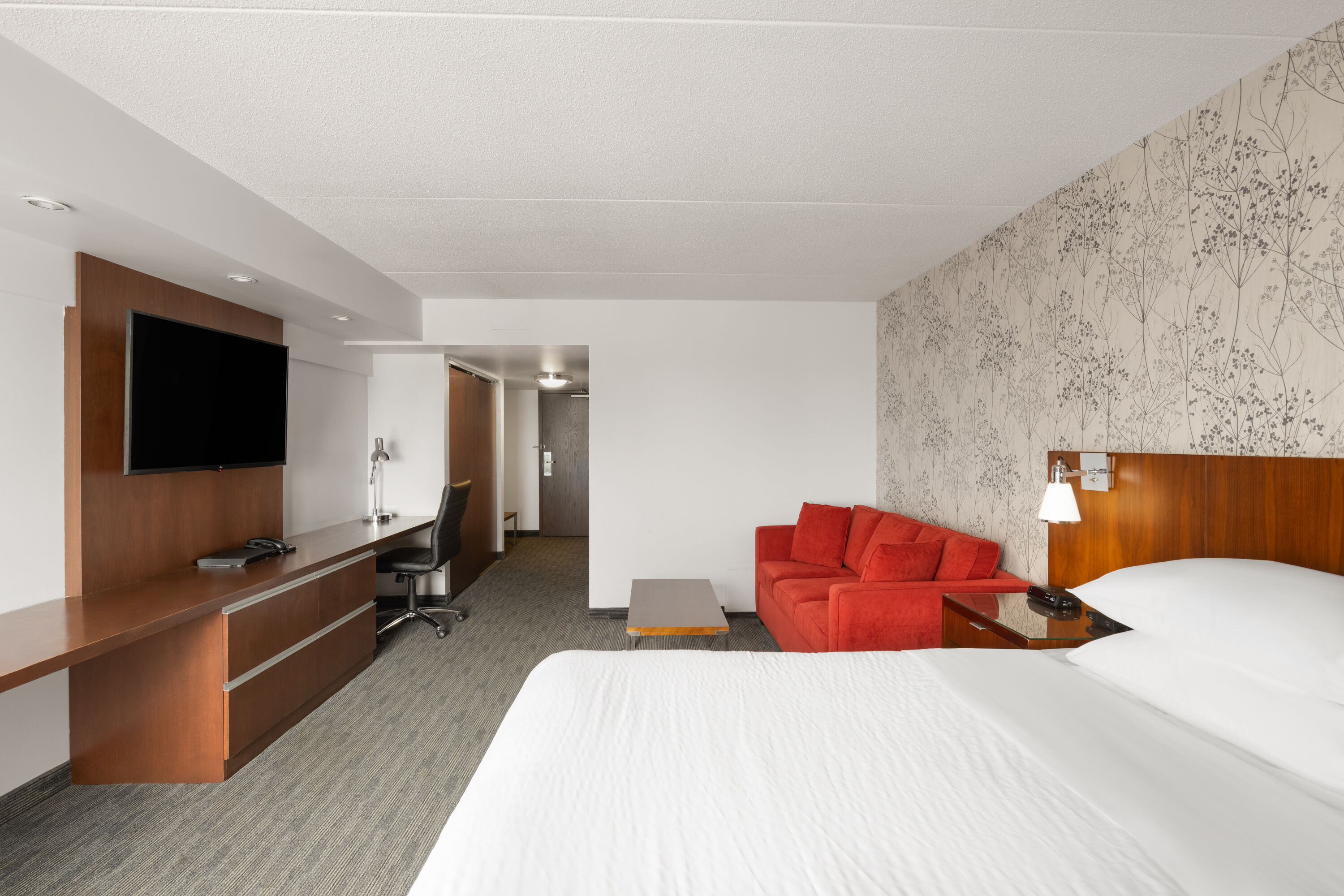 Guest room at the Lakeview Signature, Trademark Collection by Wyndham in Winnipeg, Manitoba