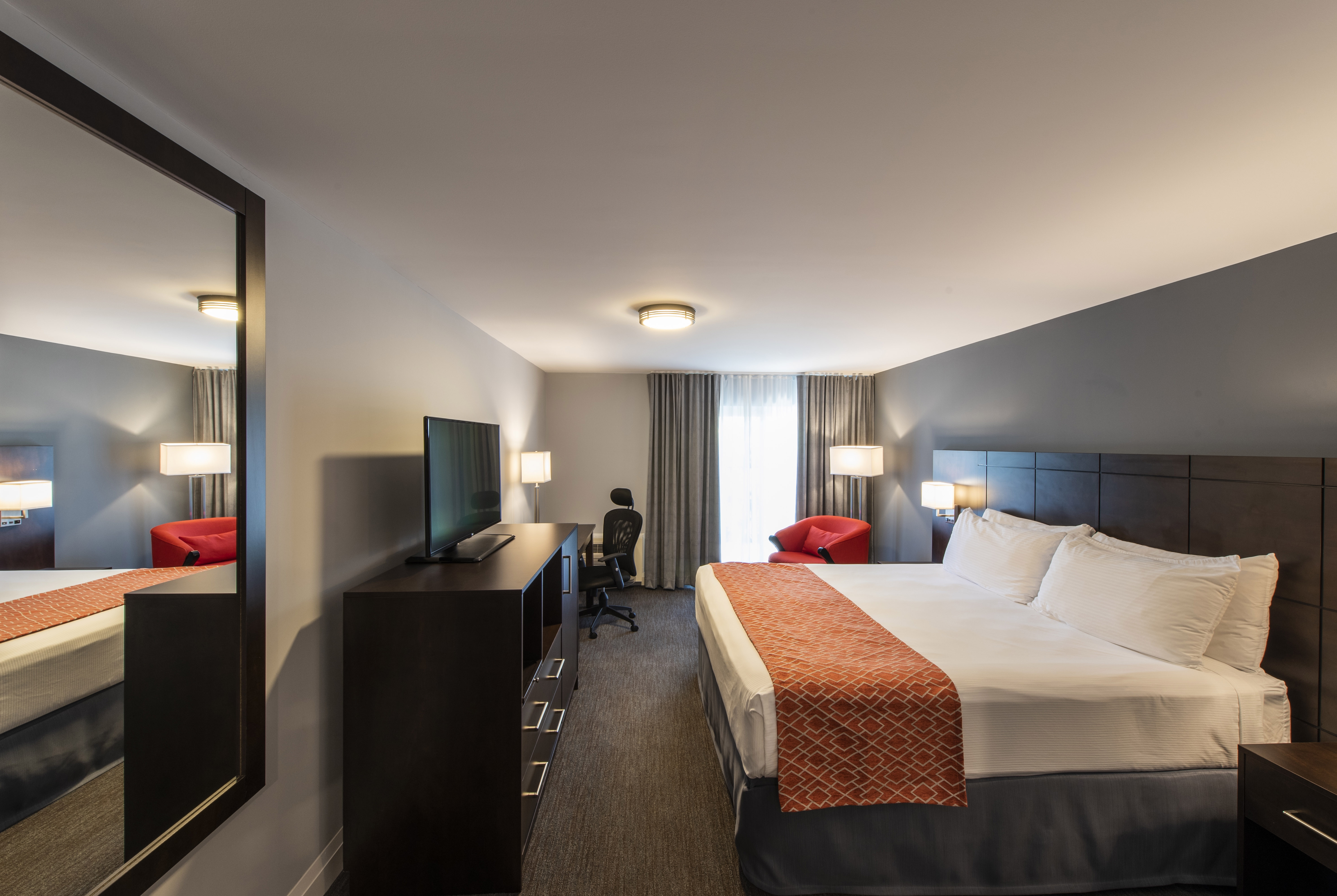 Guest room at the Georgian Bay Hotel, Trademark Collection by Wyndham in Collingwood, Ontario