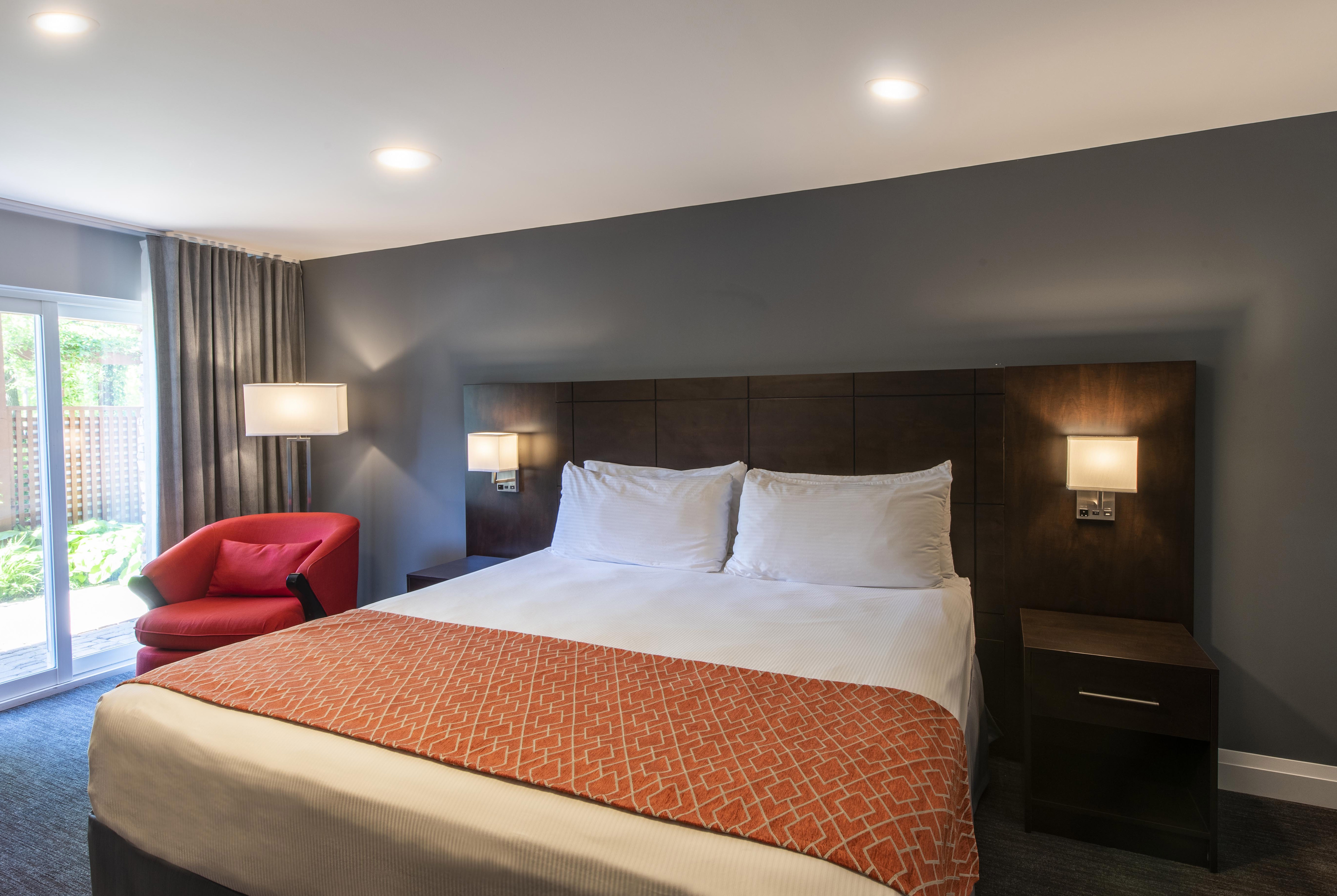 Guest room at the Georgian Bay Hotel, Trademark Collection by Wyndham in Collingwood, Ontario