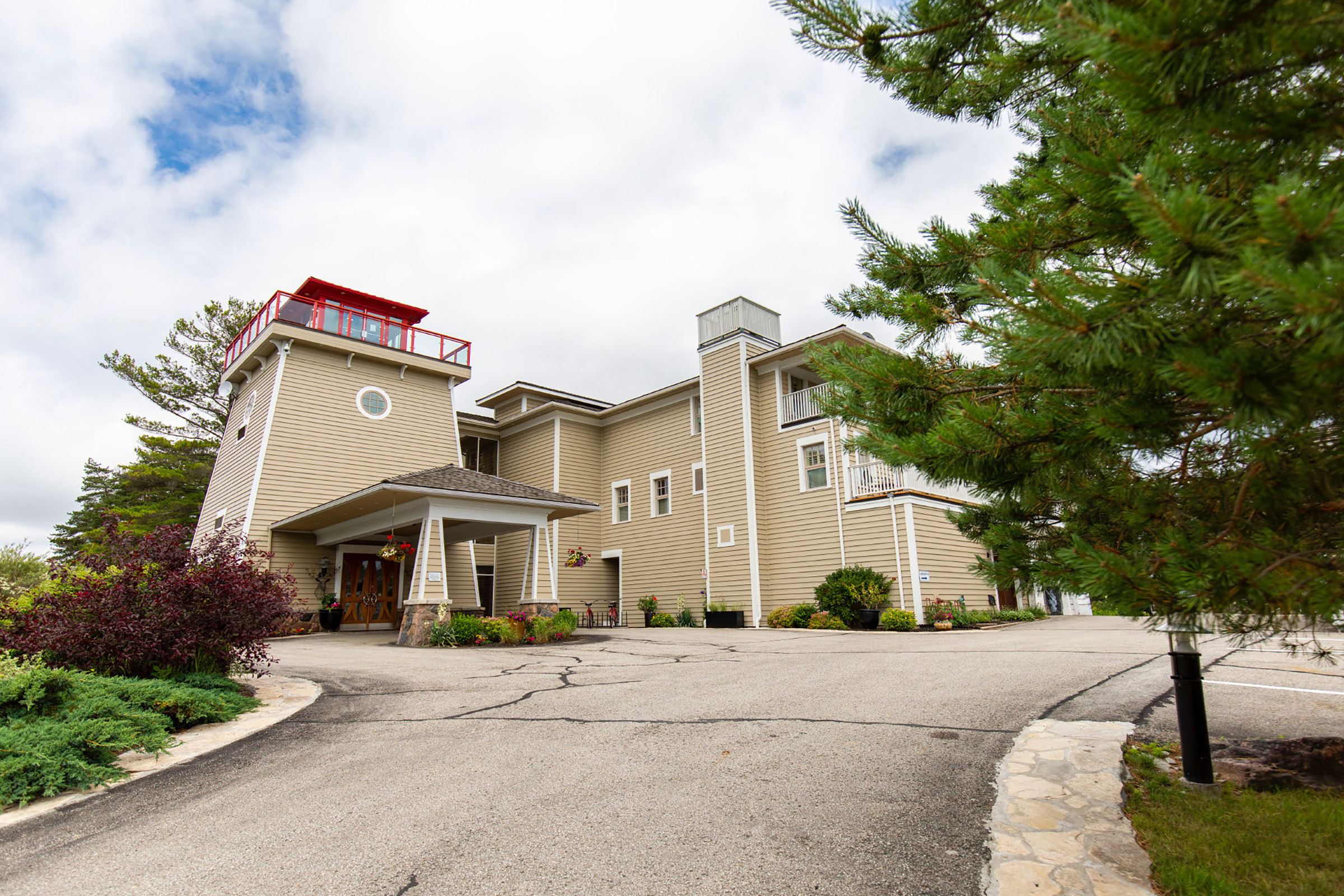 Exterior of Rawley Resort, Spa & Marina, Trademark Collection by Wyndham hotel in Port Severn, Ontario
