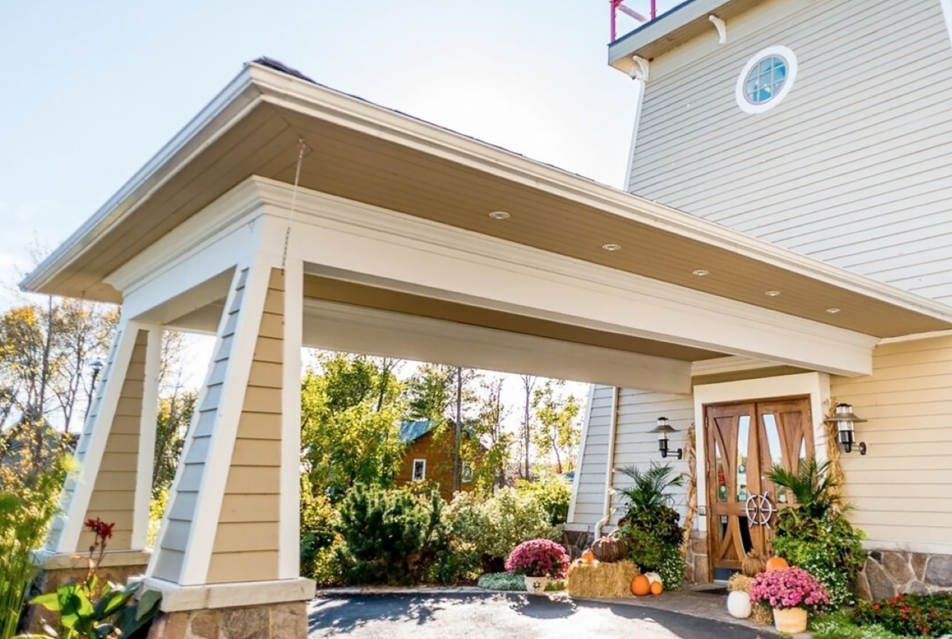 Exterior of Rawley Resort, Spa & Marina, Trademark Collection by Wyndham hotel in Port Severn, Ontario