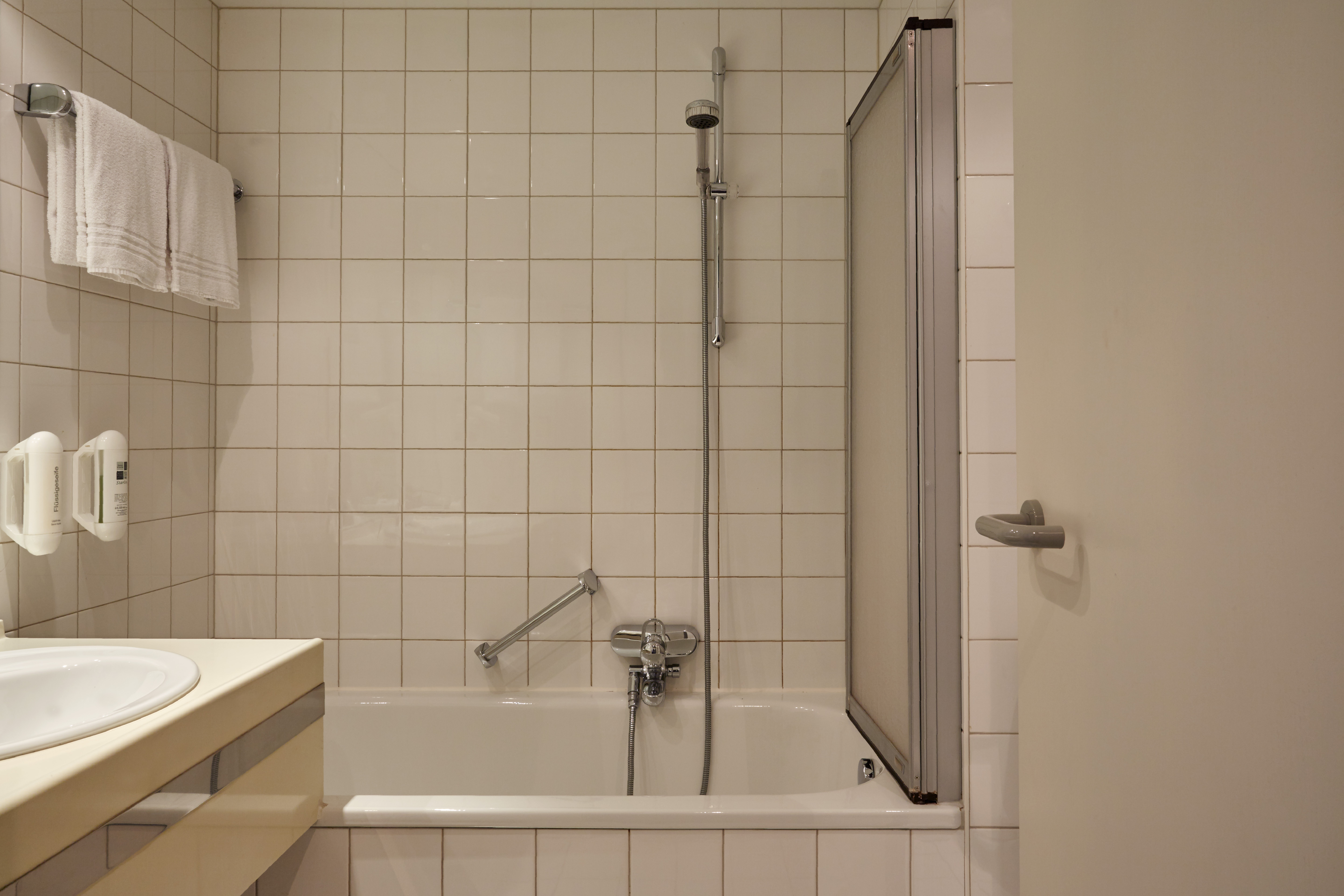 Guest room bath at the H+ Hotel Leipzig-Halle in Landsberg, Other than US/Canada