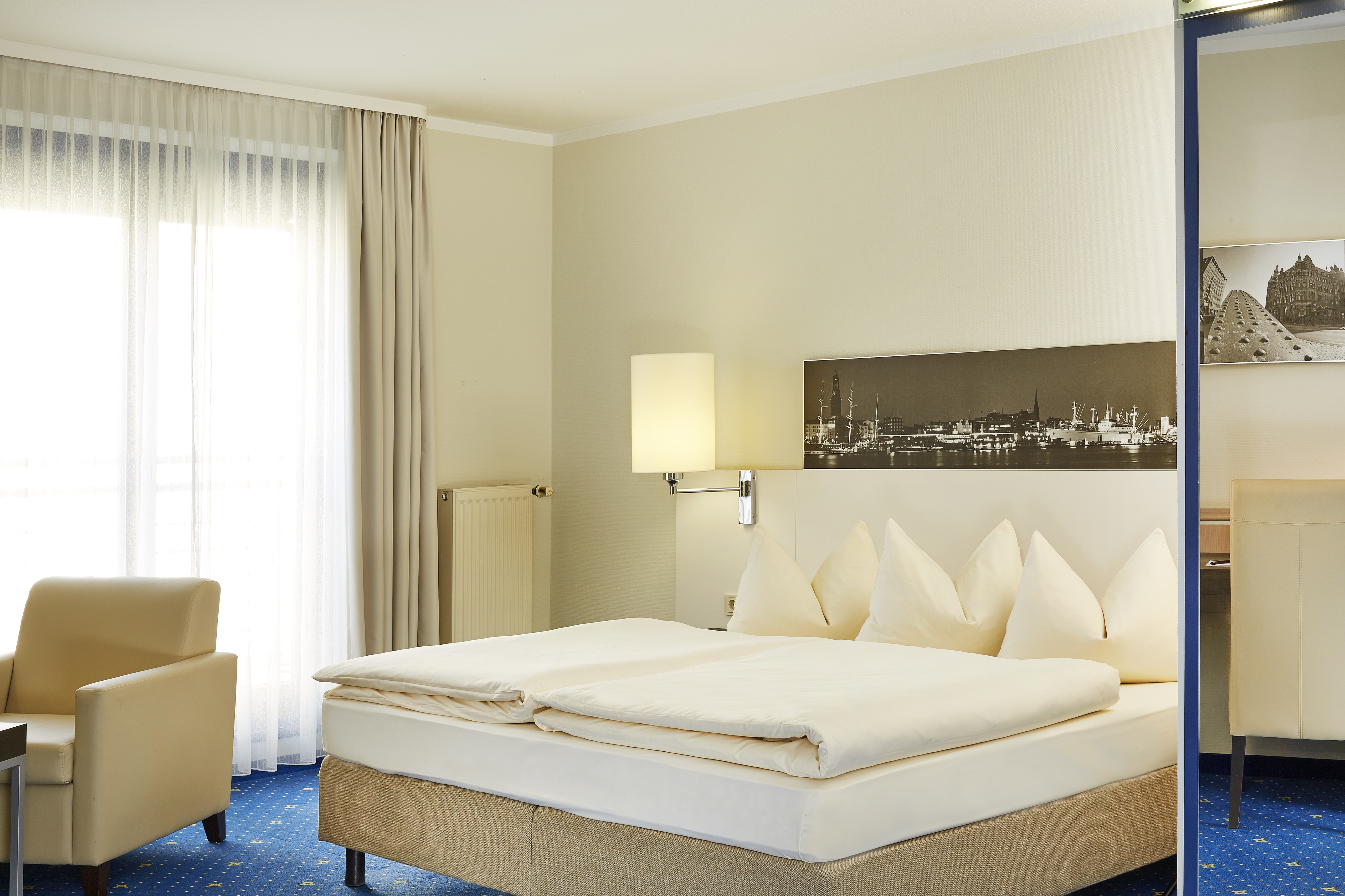 Guest room at the H4 Hamburg-Bergedorf in Hamburg, Other than US/Canada