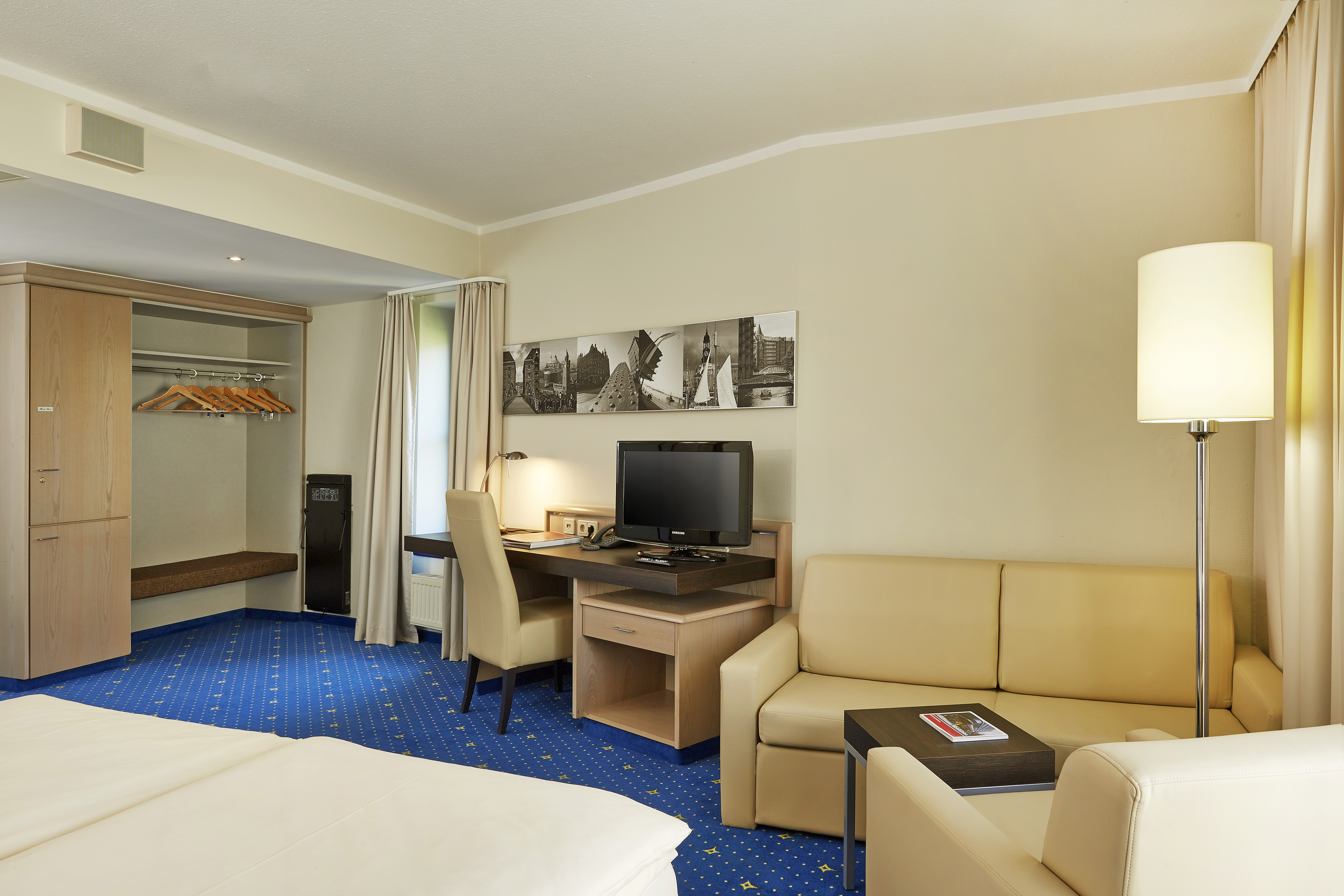 Guest room at the H4 Hamburg-Bergedorf in Hamburg, Other than US/Canada