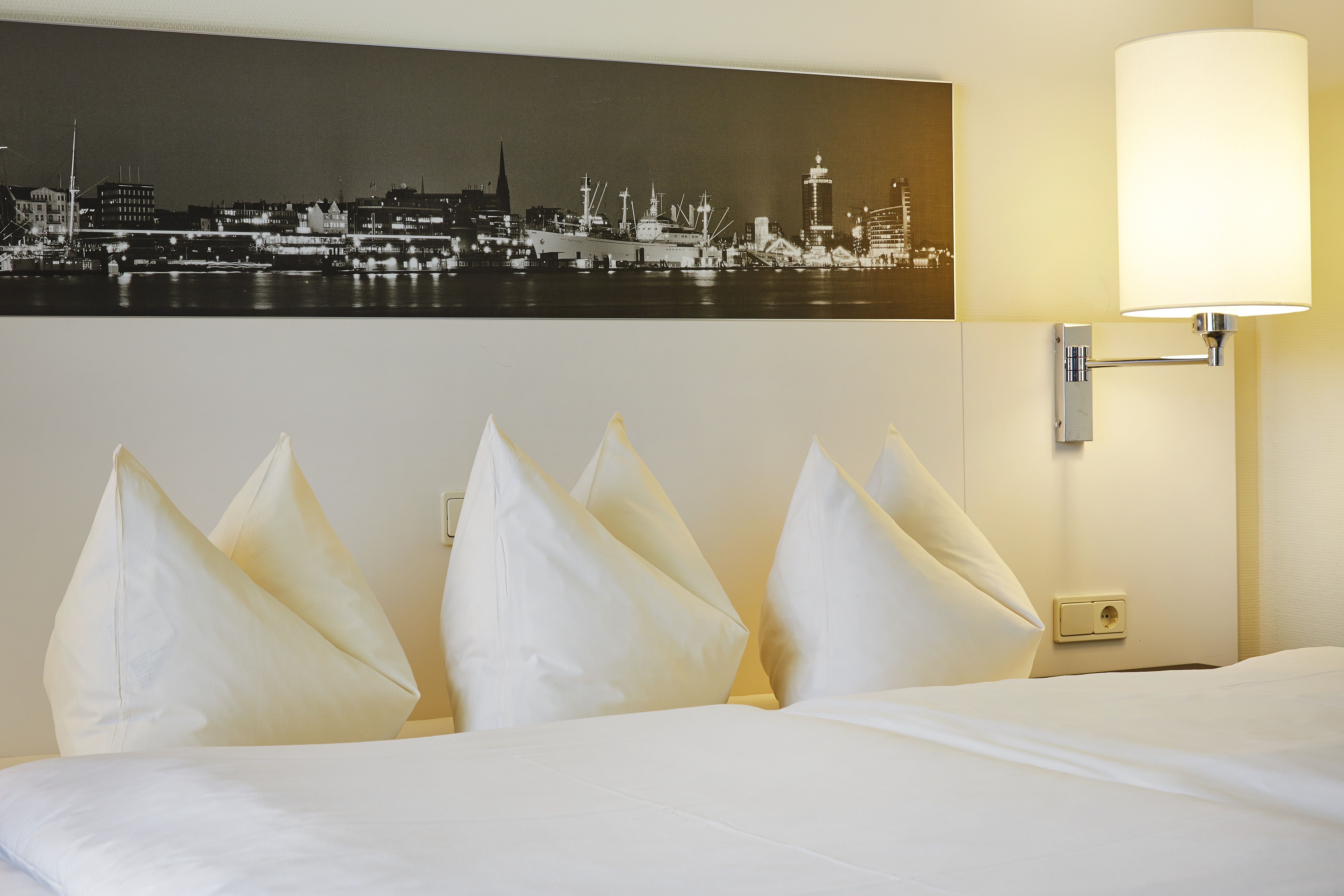 Guest room at the H4 Hamburg-Bergedorf in Hamburg, Other than US/Canada