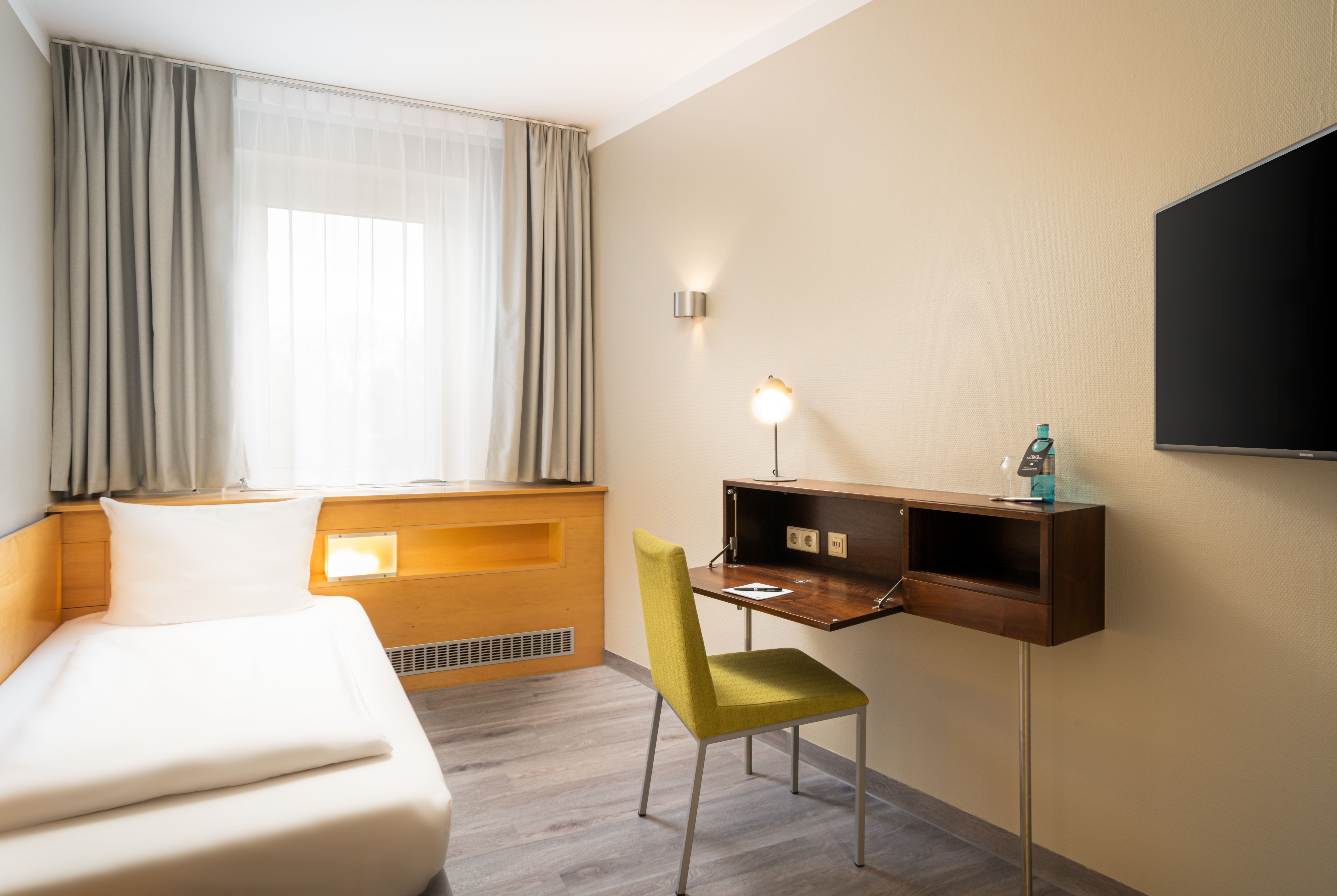 Guest room at the elaya hotel hannover city, Trademark by Wyndham in Hannover, Other than US/Canada