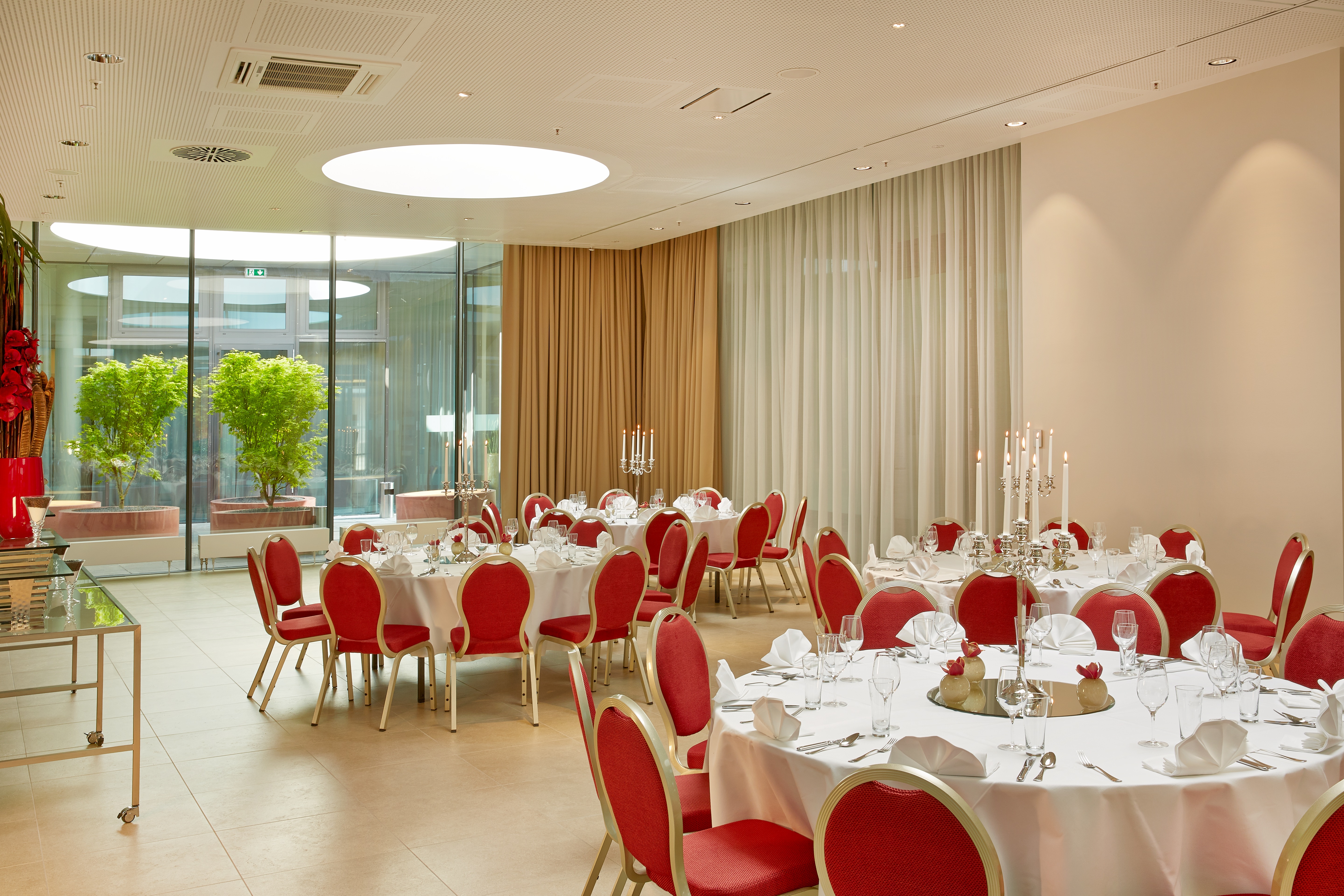 Meeting room banquet rounds at H4 Hotel Munchen Messe in Munich, Other than US/Canada