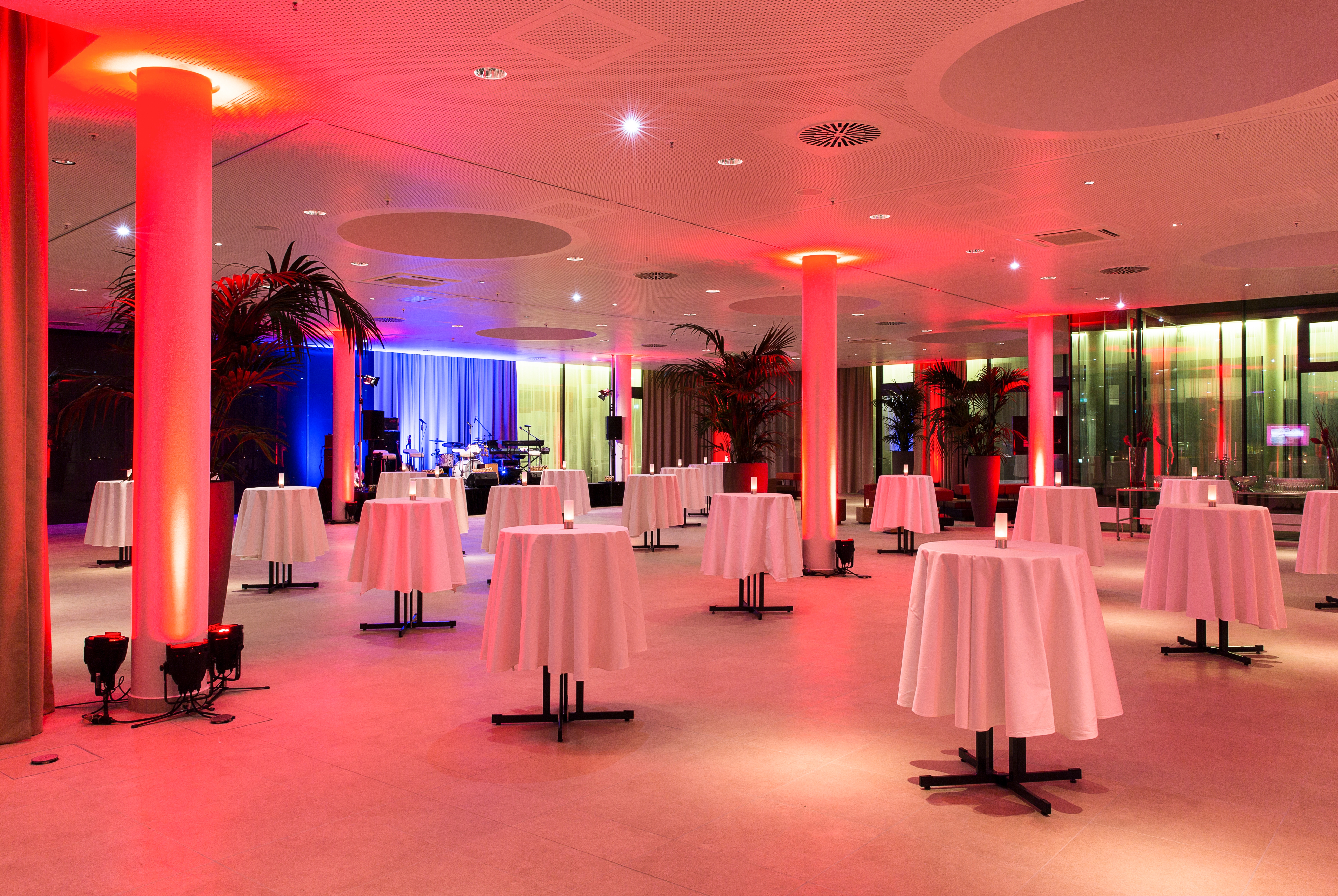 Meeting room banquet rounds at H4 Hotel Munchen Messe in Munich, Other than US/Canada