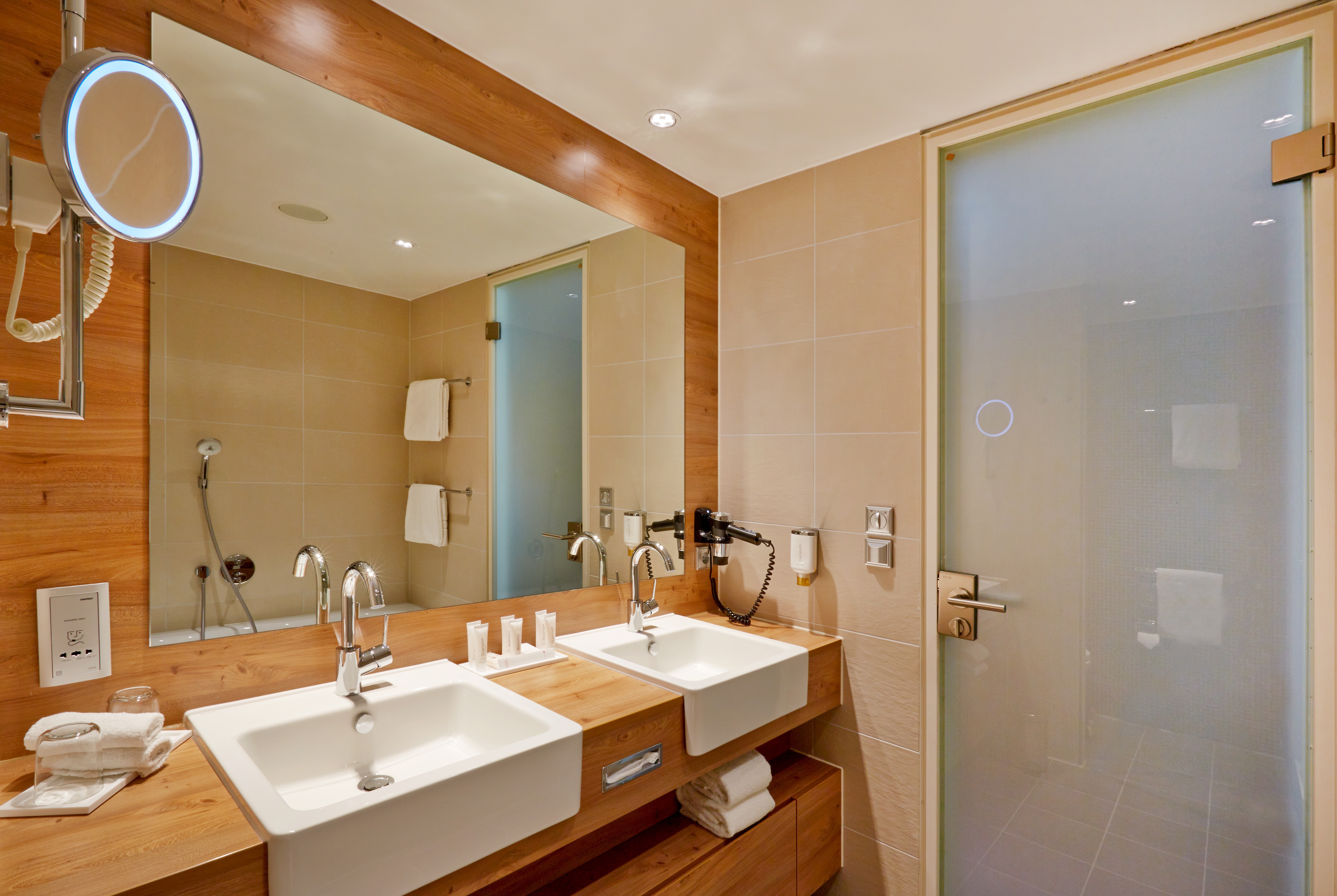 Guest room bath at the H4 Hotel Munchen Messe in Munich, Other than US/Canada