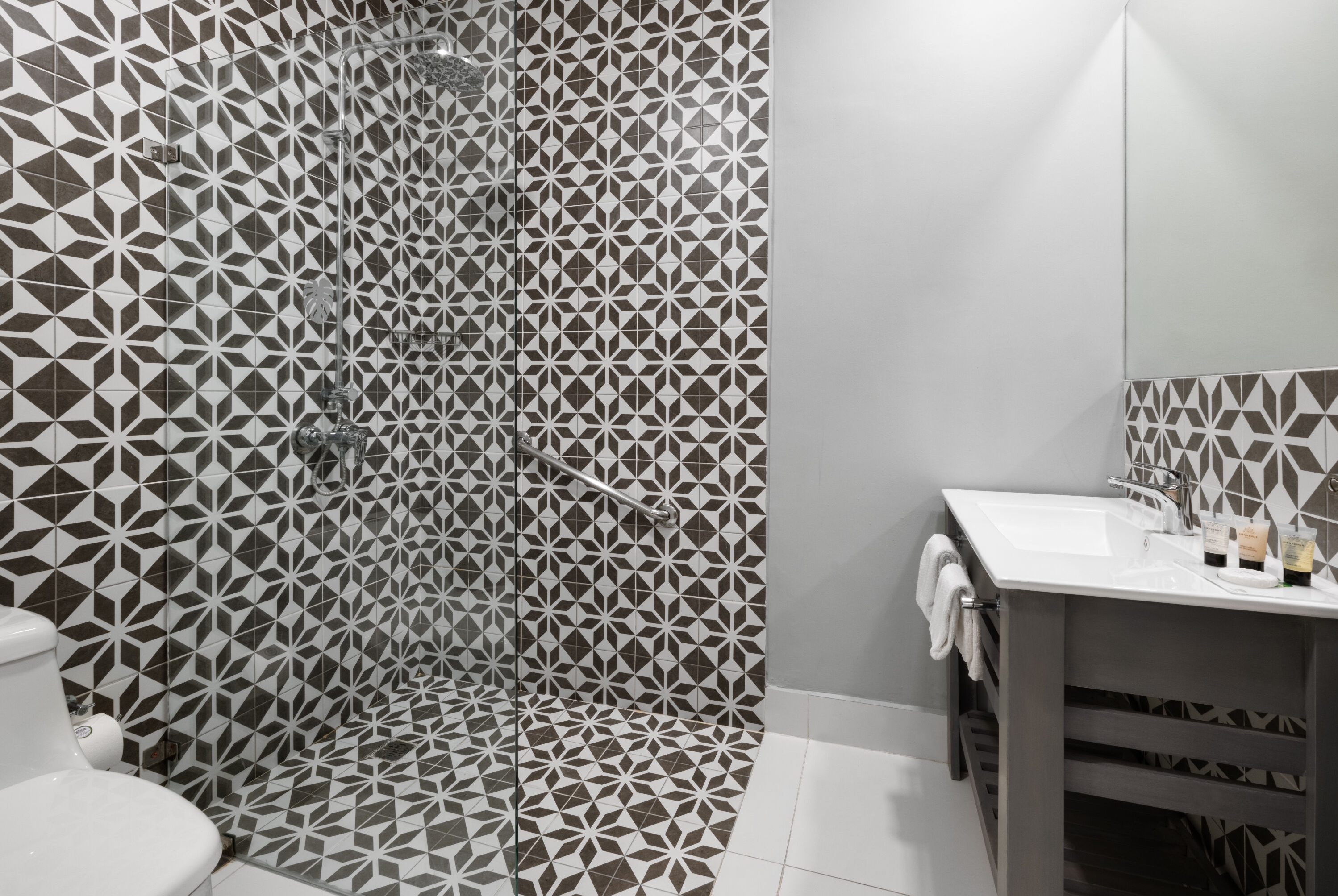 Guest room bath at the Gran Hotel Europa Santo Domingo, Trademark by Wyndham in Santo Domingo, Other than US/Canada