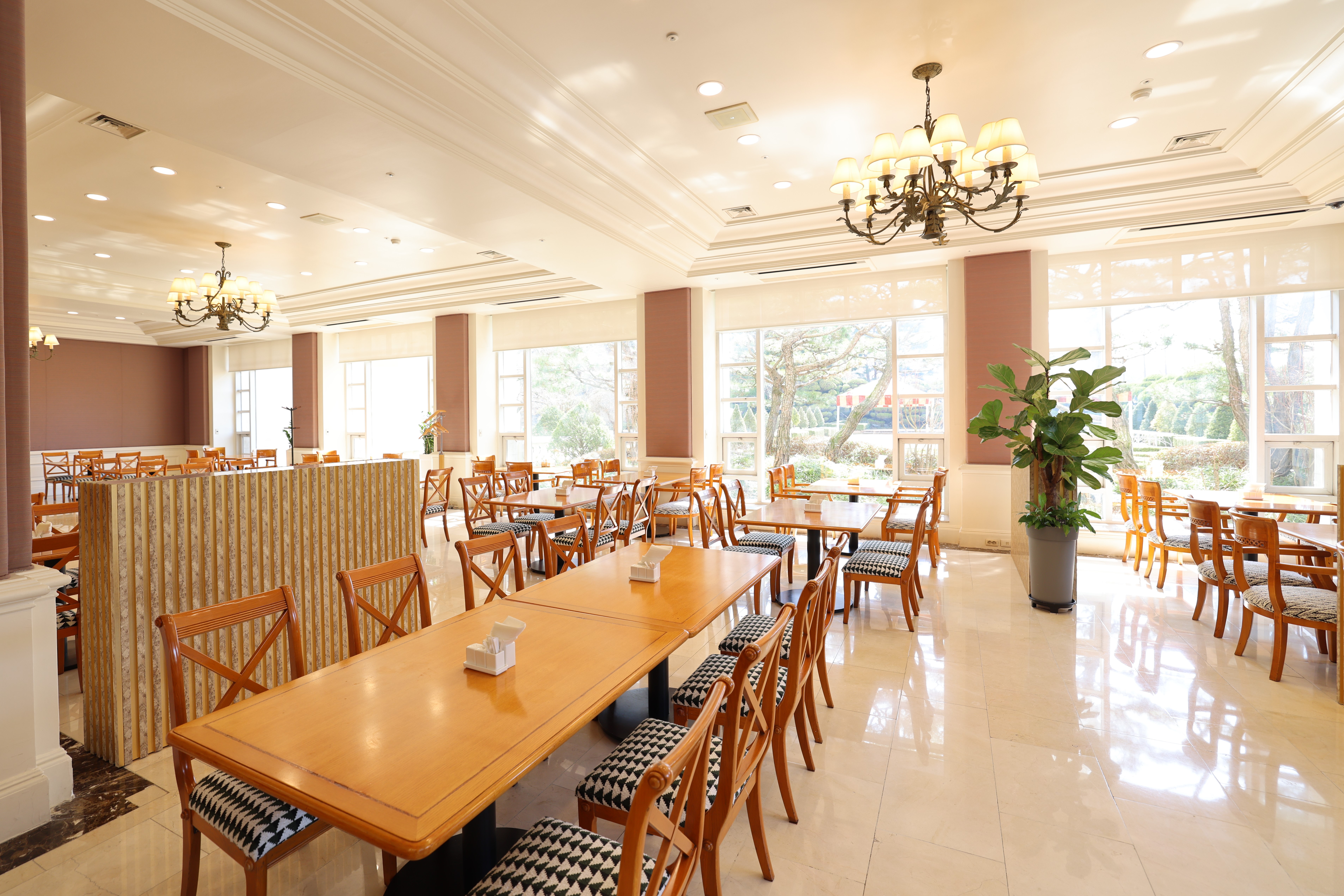 La Vie Dor Hotel and Resort, Trademark Collection by Wyndham restaurant breakfast area with seating in Hwasung, Other than US/Canada
