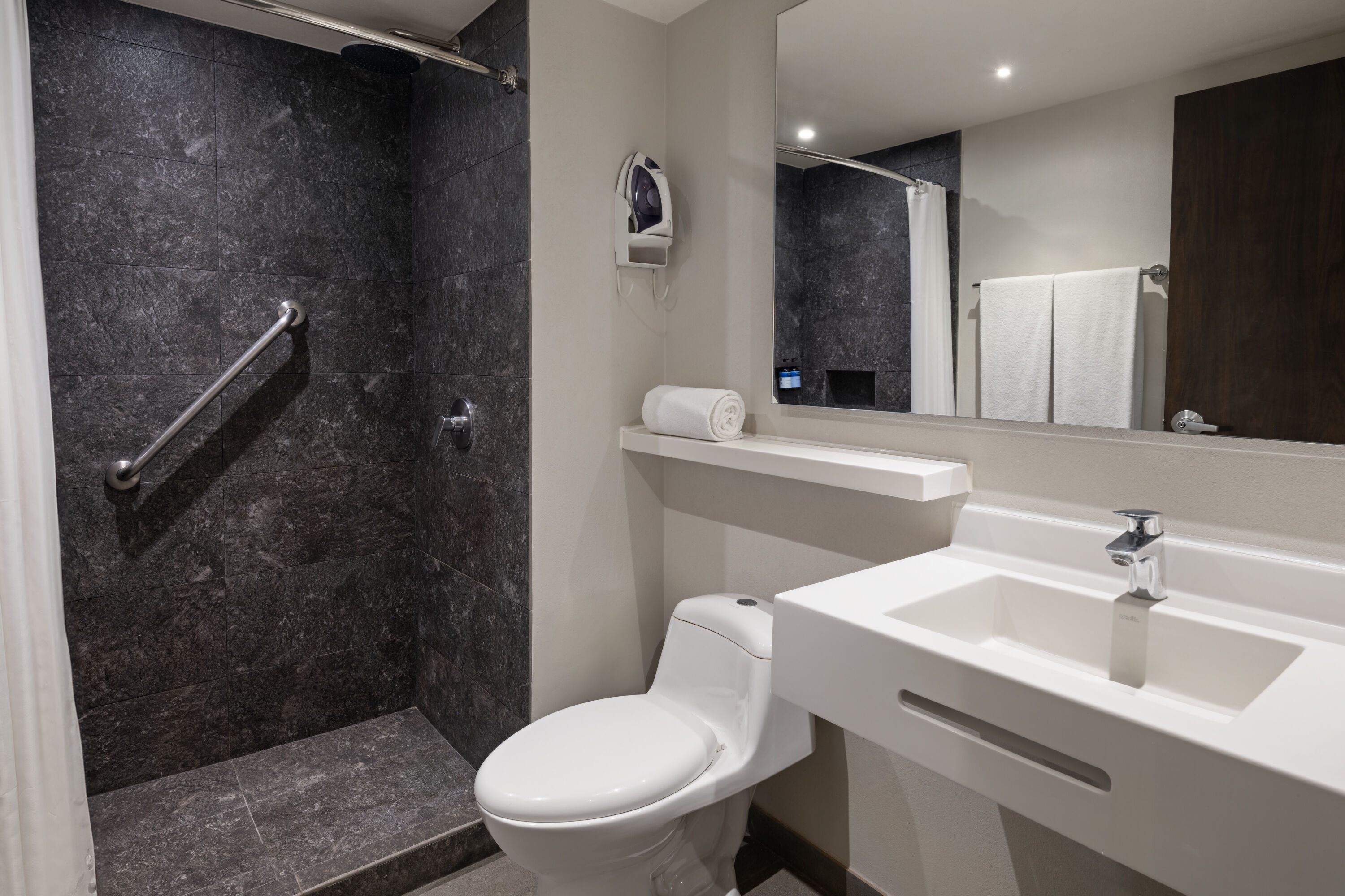Guest room bath at the Hotel MX mas cuautitlan Izcalli, Trademark by Wyndham in Estado de Mexico, Other than US/Canada