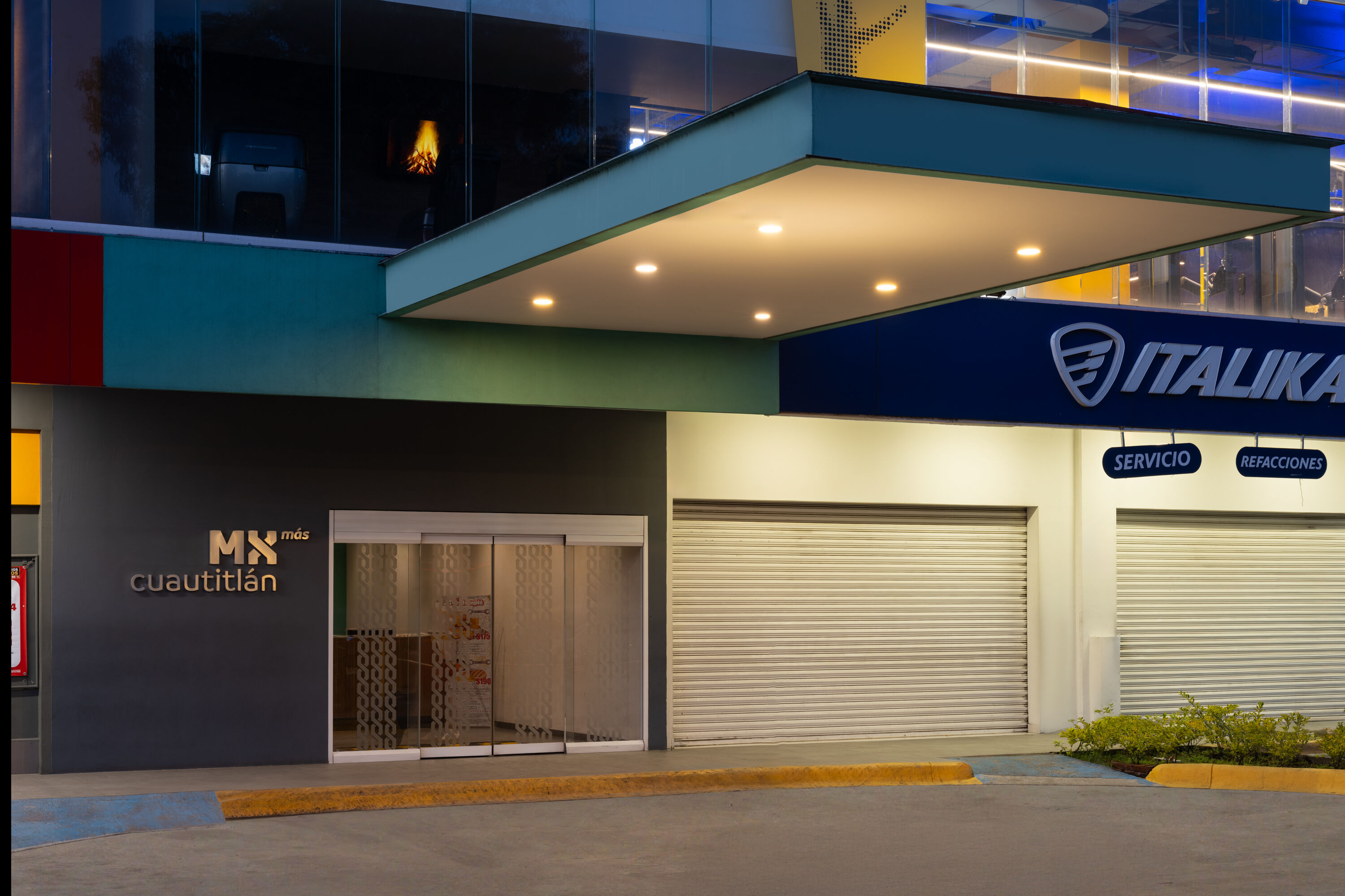 Exterior Dusk Image of Hotel MX mas cuautitlan Izcalli, Trademark by Wyndham hotel in Estado de Mexico, Other than US/Canada