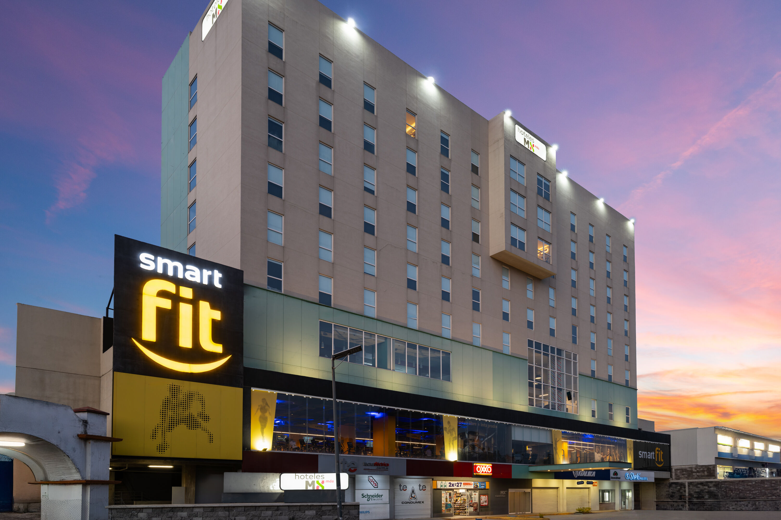 Exterior Dusk Image of Hotel MX mas cuautitlan Izcalli, Trademark by Wyndham hotel in Estado de Mexico, Other than US/Canada