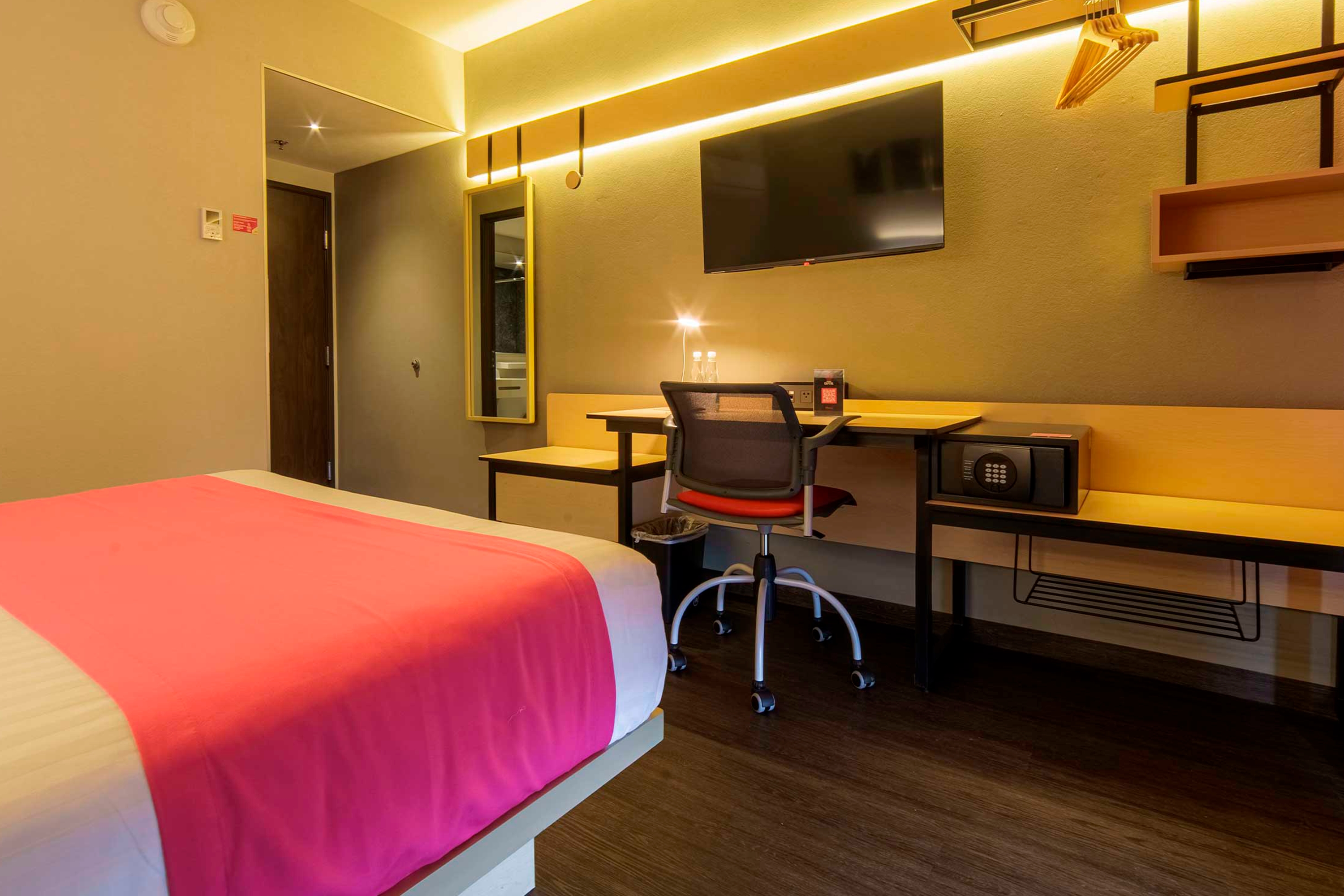 Guest room at the Hotel MX mas cuautitlan Izcalli, Trademark by Wyndham in Estado de Mexico, Other than US/Canada