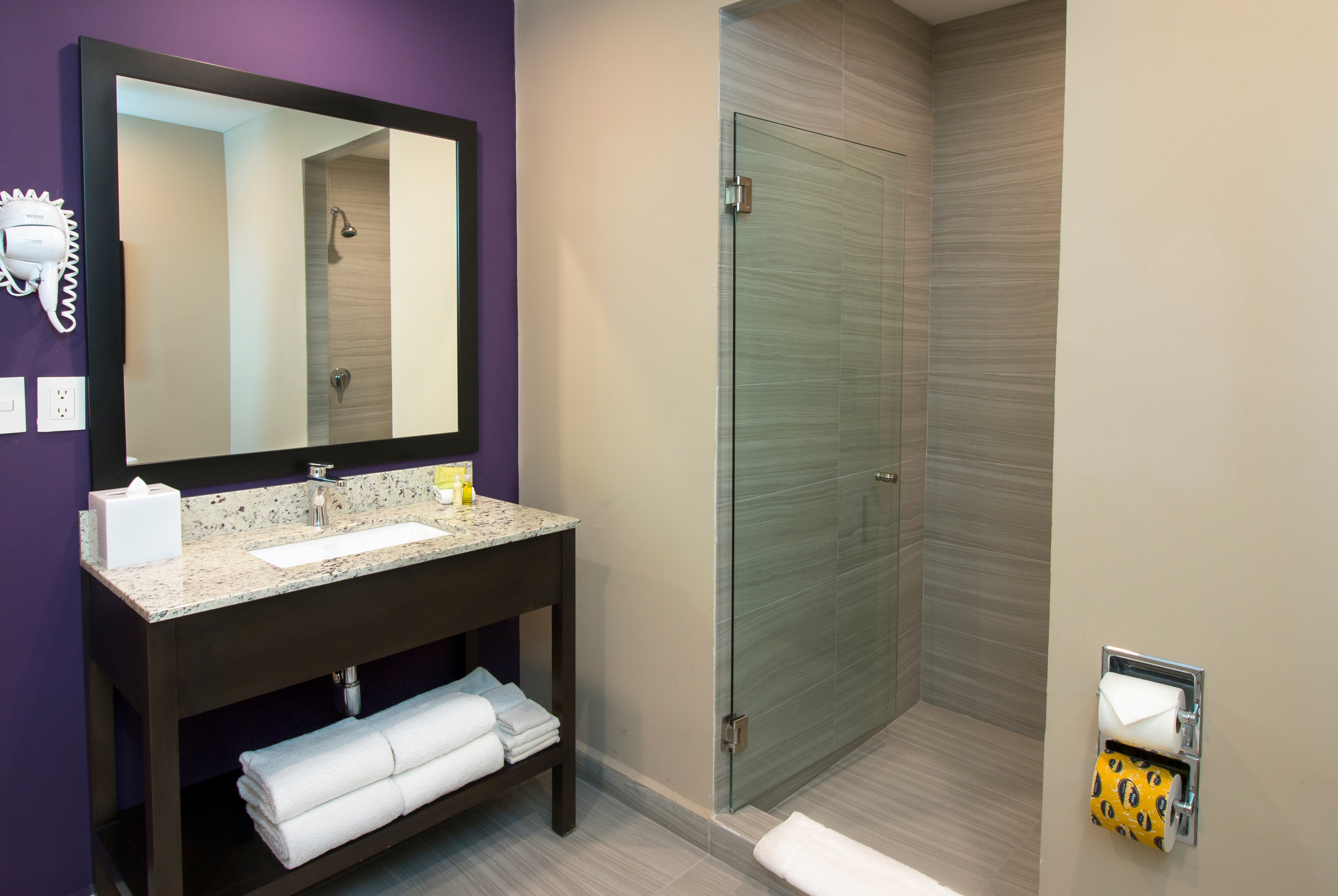 Guest room bath at the CHN Hotel Monterrey Aeropuerto, Trademark by Wyndham in Monterrey, Other than US/Canada