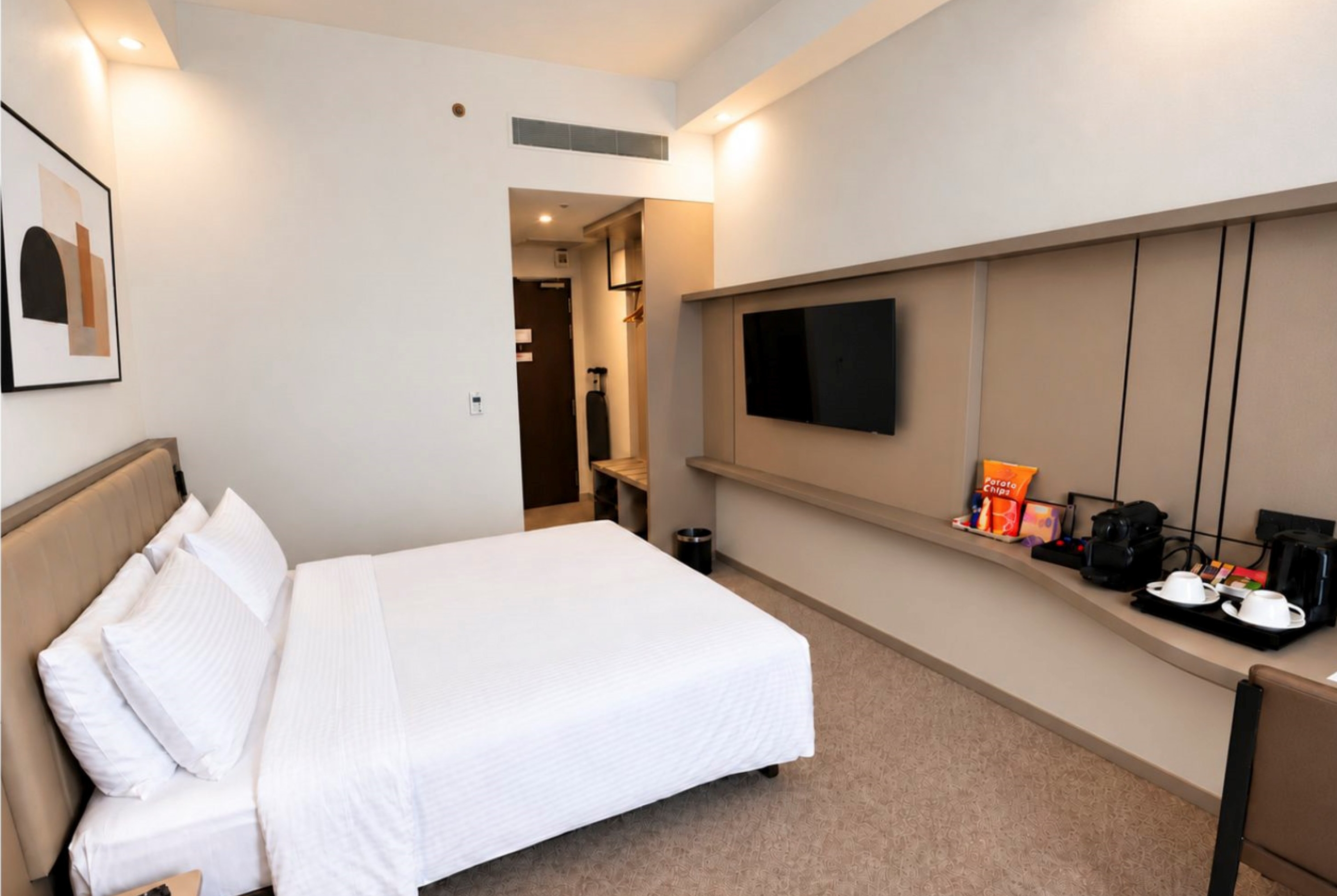 Queen bed guest room at the Hotel Traveltine Downtown Singapore, Trademark Collection in Singapore, Other than US/Canada