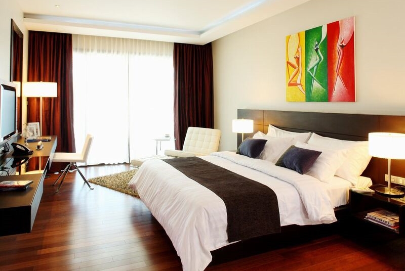 King bed guest room at the Club Wyndham Patong Hill Phuket in Phuket, Other than US/Canada