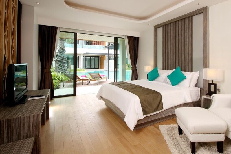 King bed guest room at the Club Wyndham Patong Hill Phuket in Phuket, Other than US/Canada