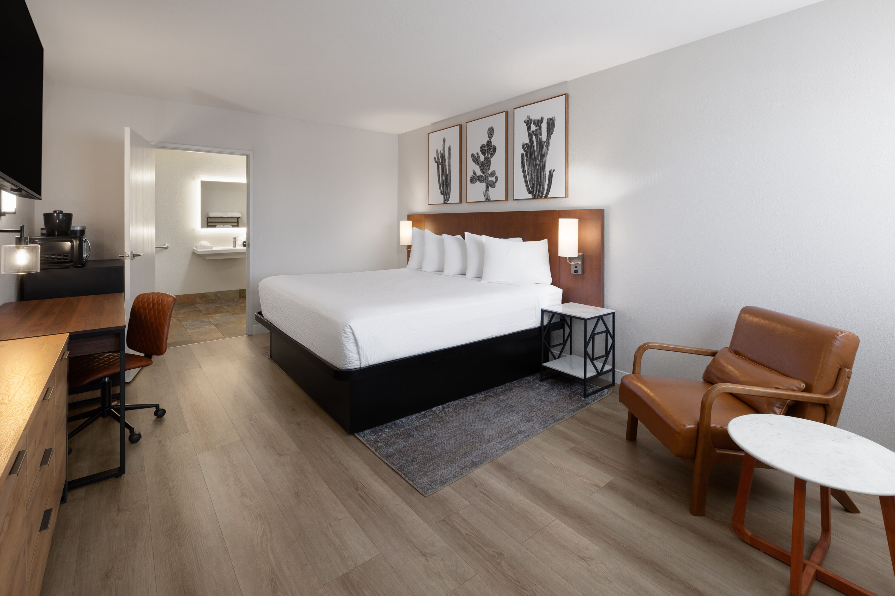 Guest room at the Kokopelli Inn Sedona, Trademark Collection by Wyndham in Sedona, Arizona