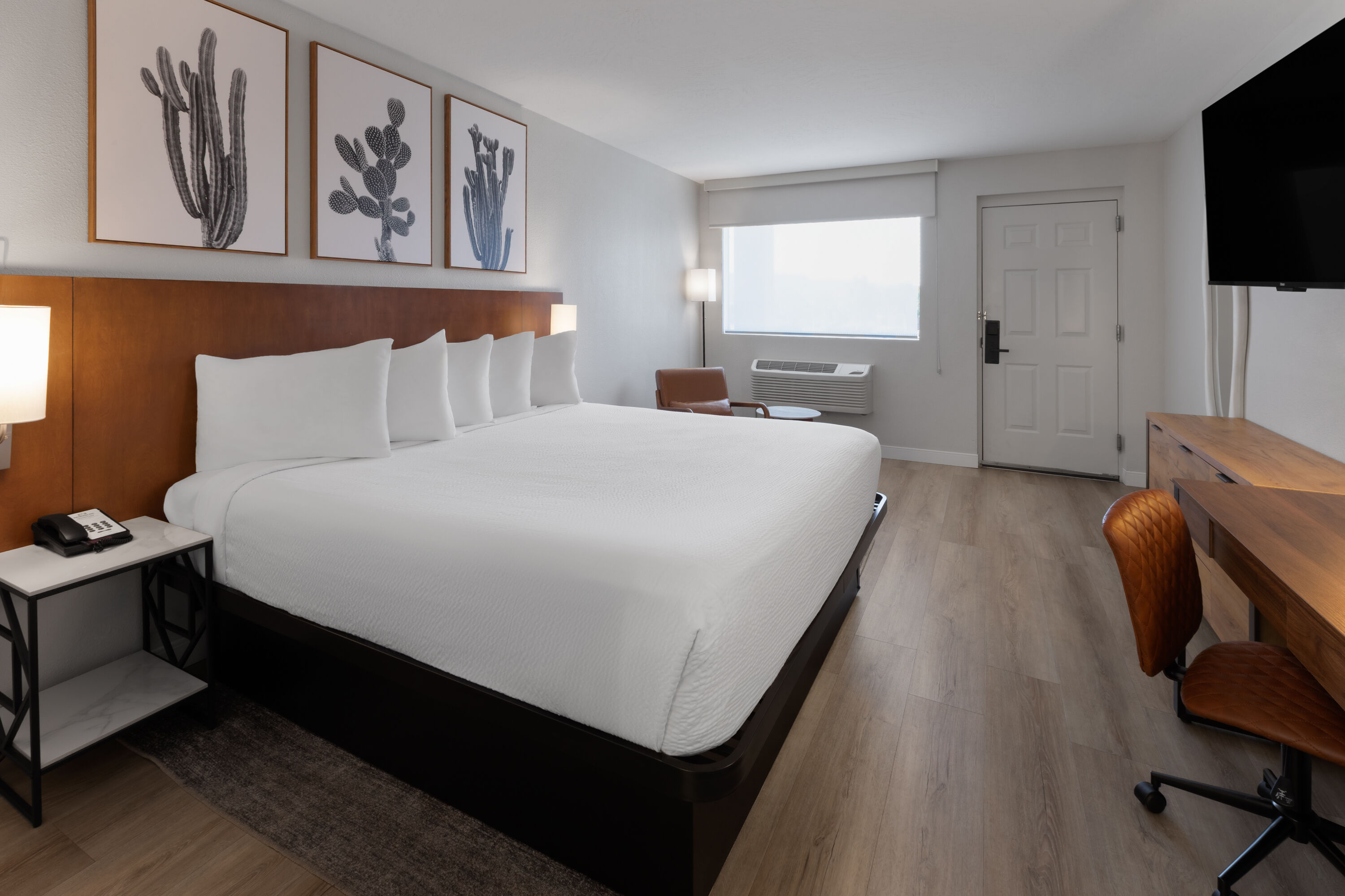 Guest room at the Kokopelli Inn Sedona, Trademark Collection by Wyndham in Sedona, Arizona