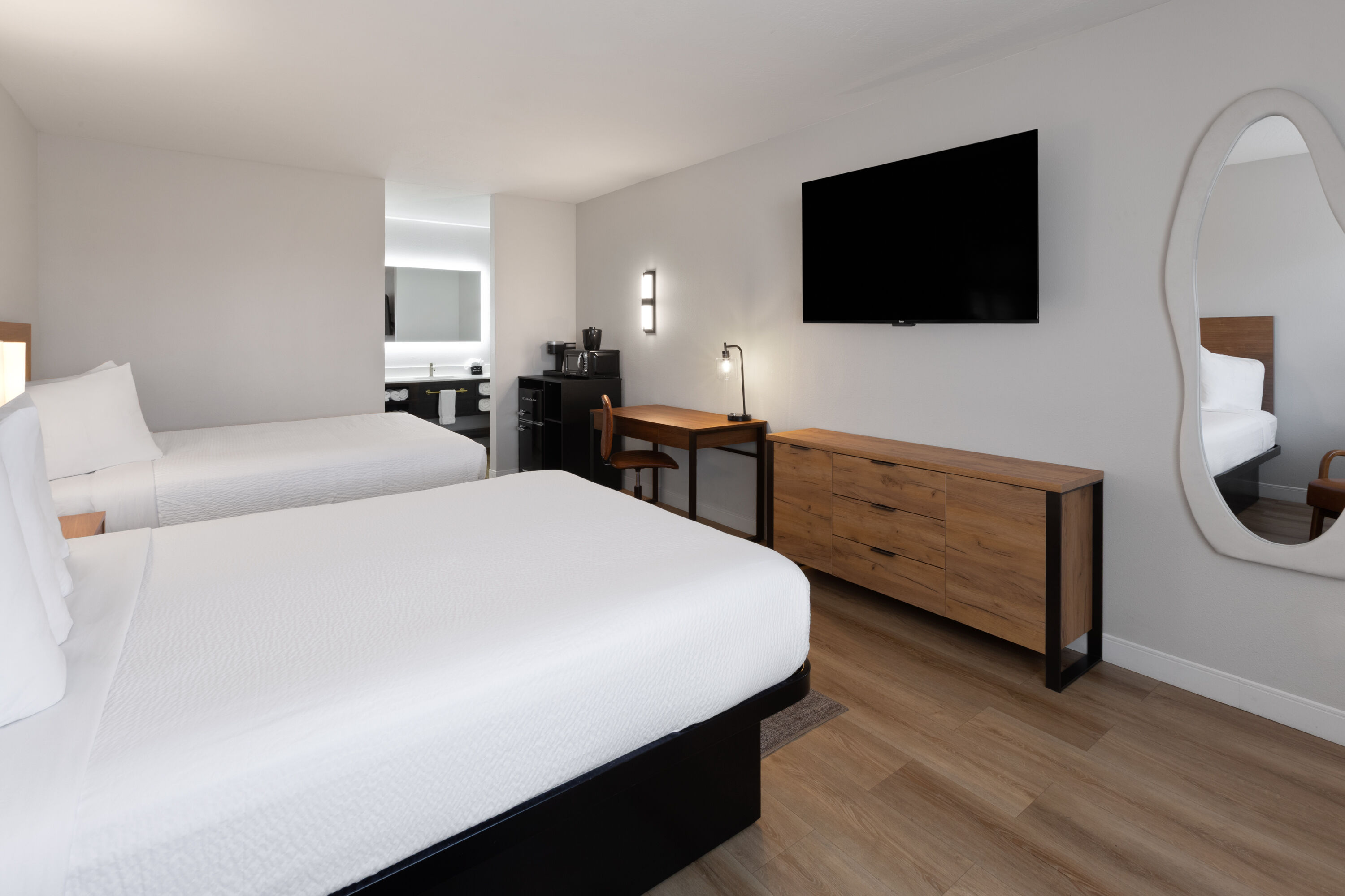 Guest room at the Kokopelli Inn Sedona, Trademark Collection by Wyndham in Sedona, Arizona