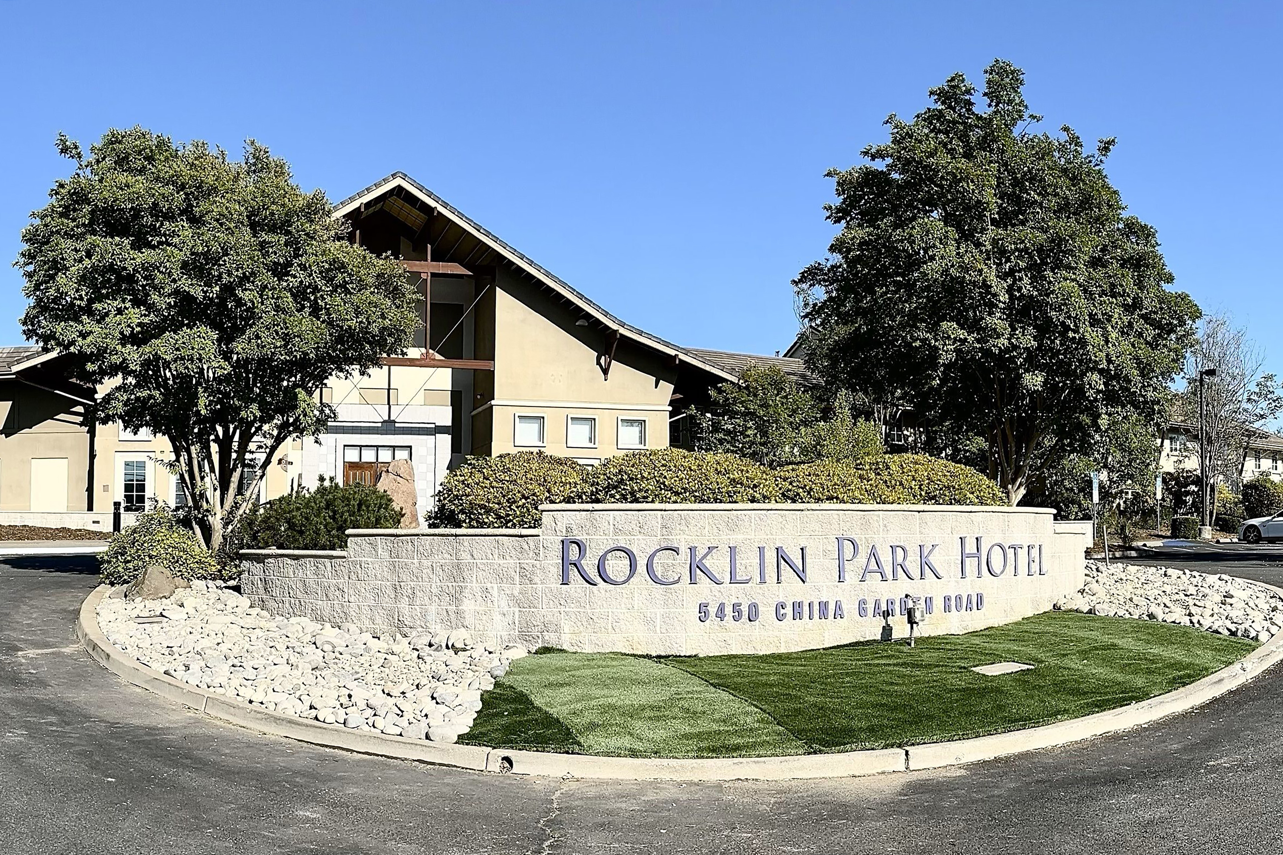 Exterior of Rocklin Park Hotel, Trademark Collection by Wyndham hotel in Rocklin, California
