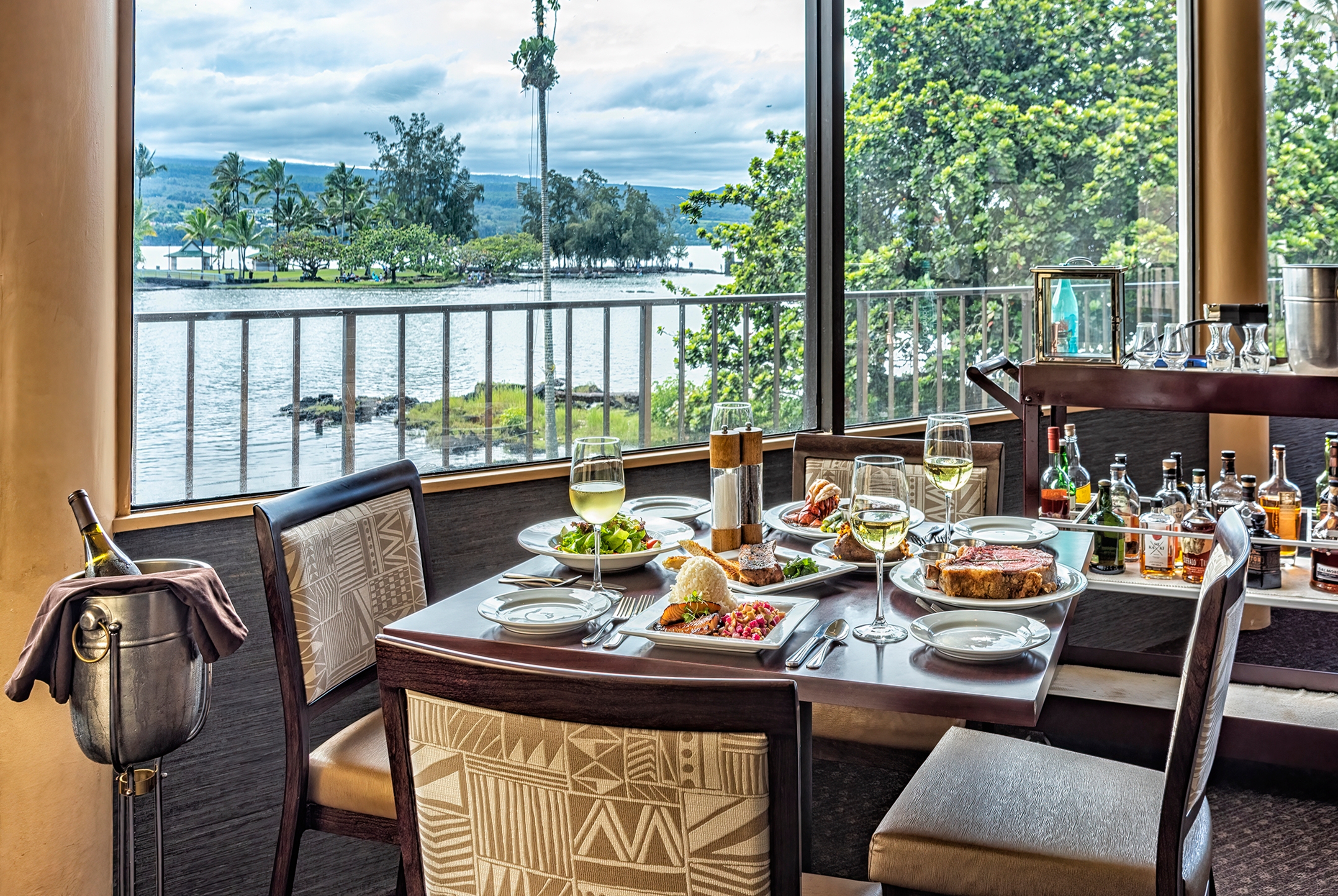 Hilo Hawaiian Hotel, Trademark Collection by Wyndham restaurant in Hilo, Hawaii