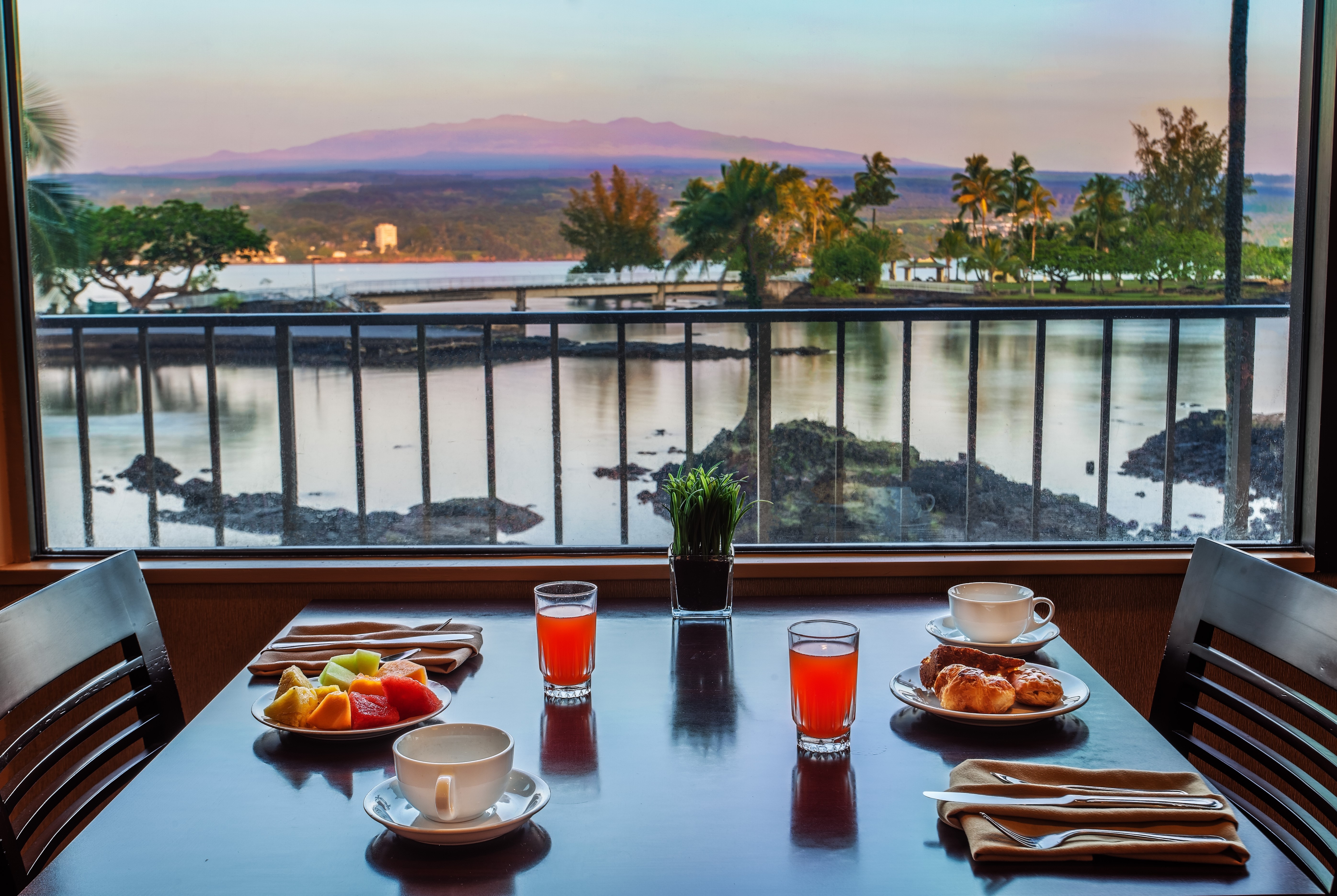 Hilo Hawaiian Hotel, Trademark Collection by Wyndham restaurant in Hilo, Hawaii