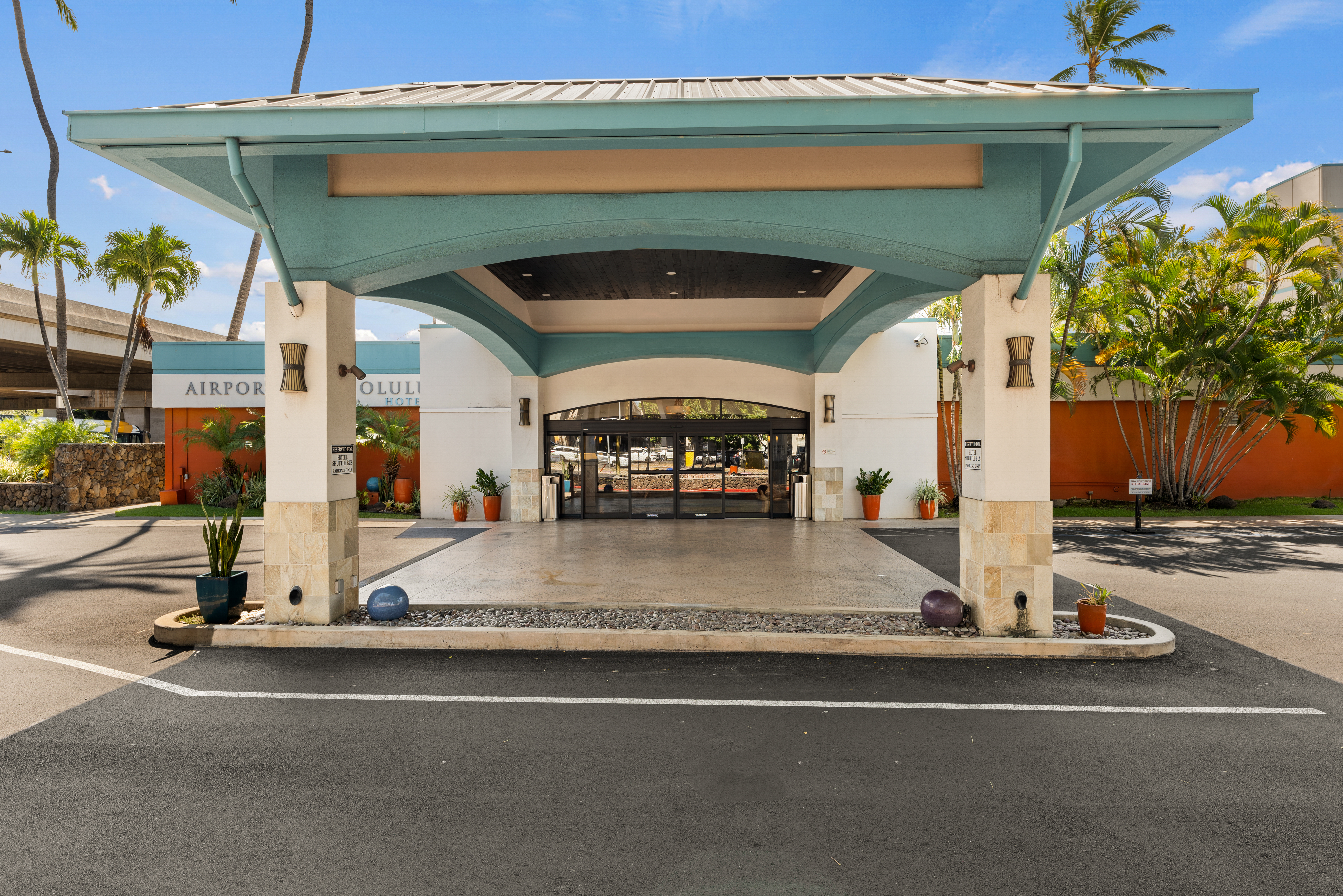 Exterior of Airport Honolulu Hotel, Trademark Collection by Wyndham hotel in Honolulu, Hawaii