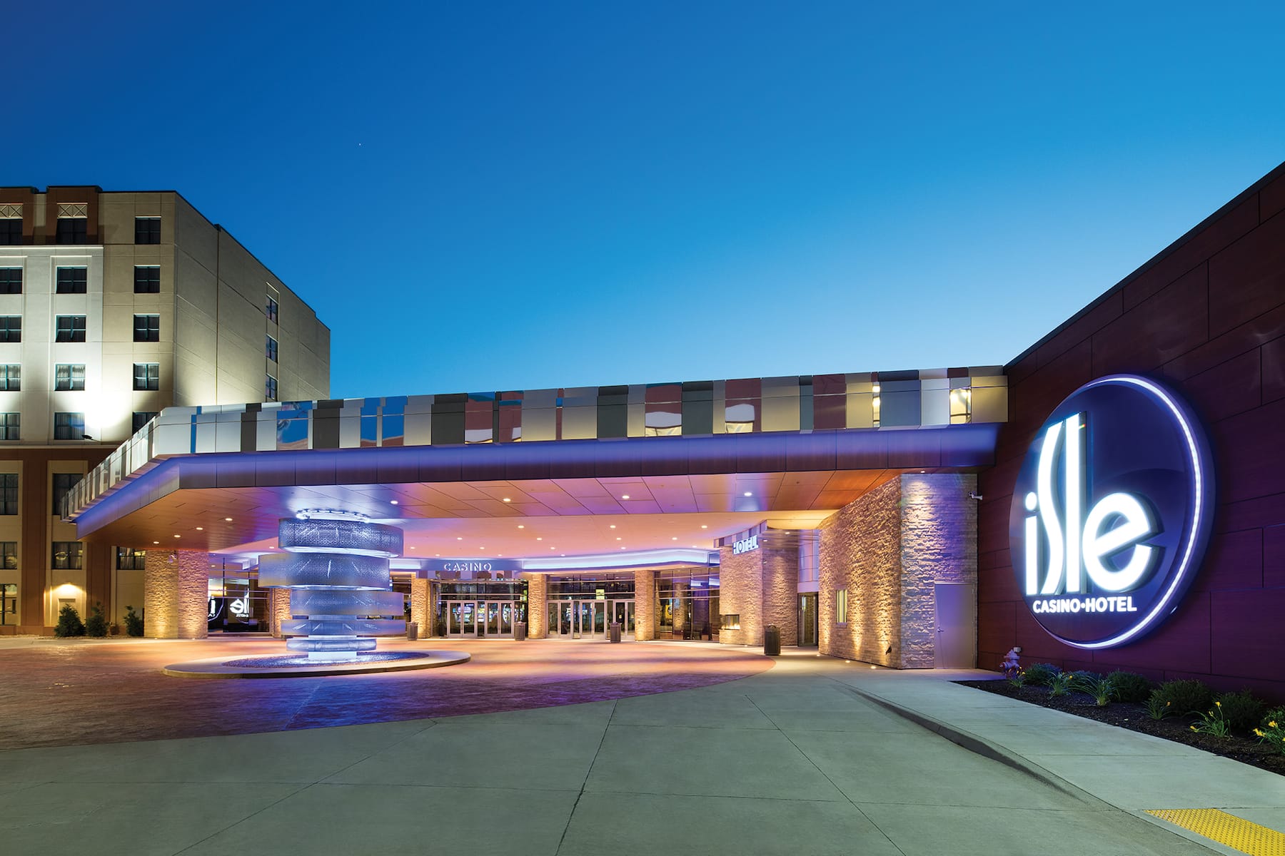 Exterior of Isle Casino Hotel Bettendorf Trademark Collection by Wyndham hotel in Bettendorf, Iowa