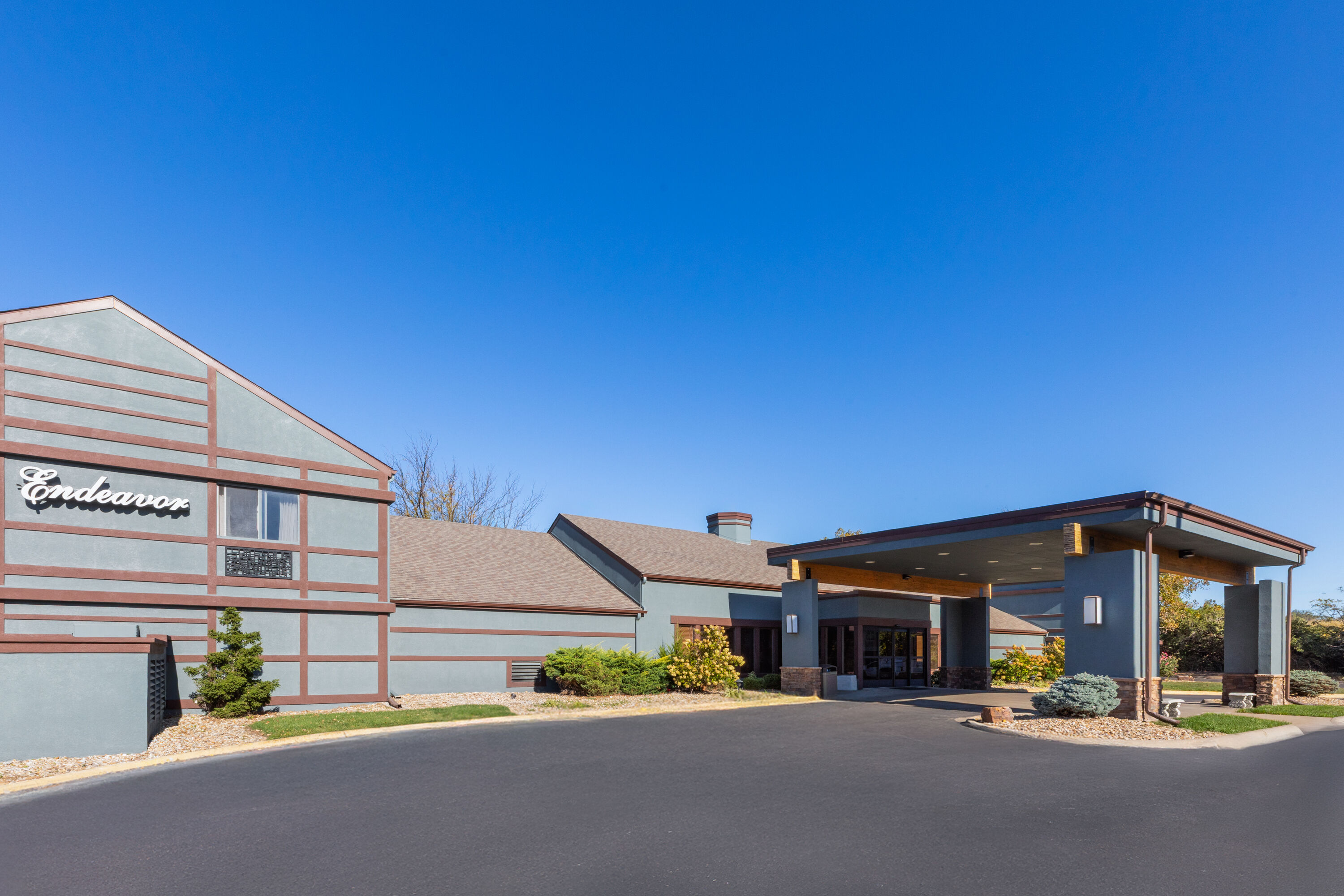 Exterior Day Image of Endeavor Inn & Suites, Trademark Collection by Wyndham hotel in Topeka, Kansas
