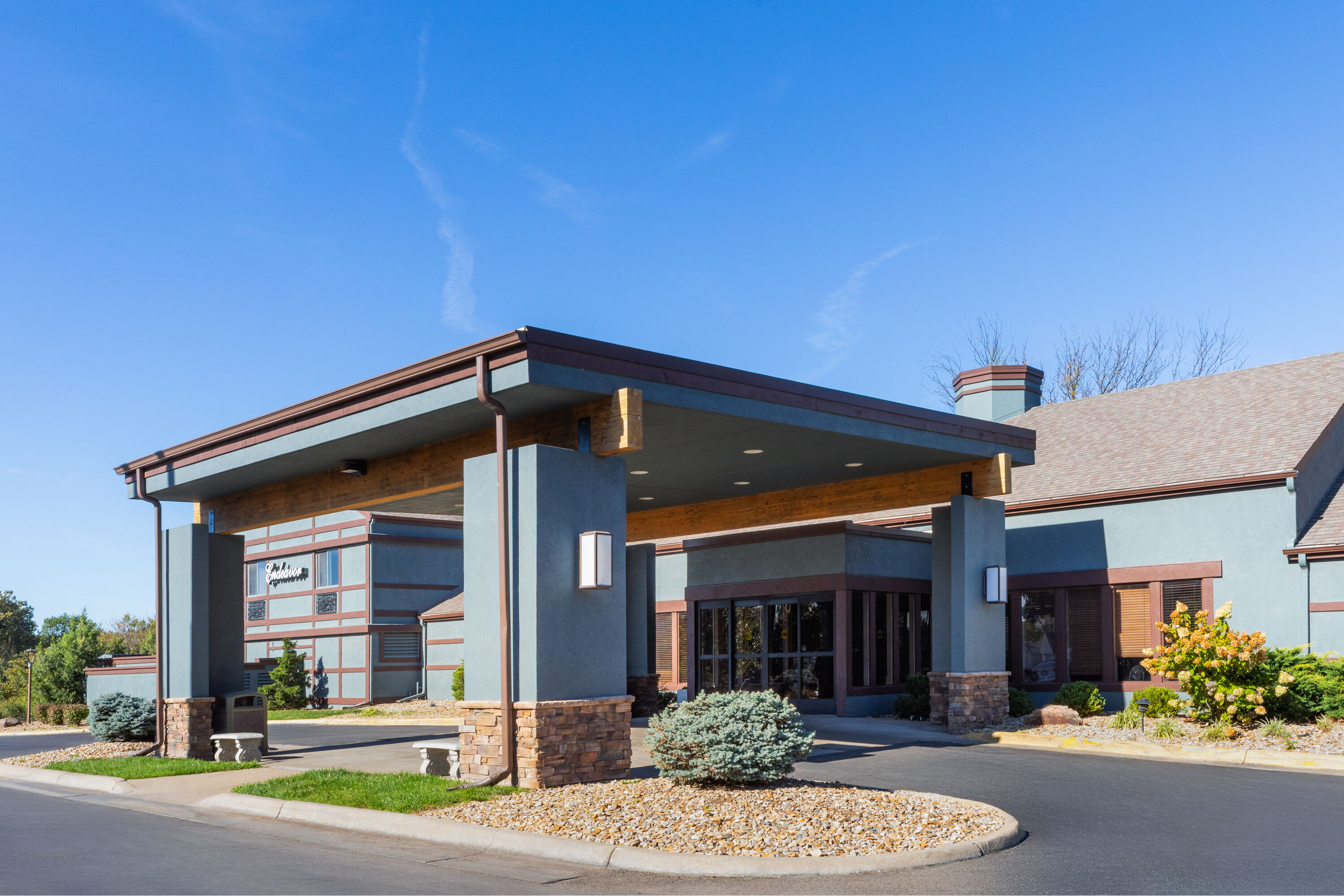 Exterior Day Image of Endeavor Inn & Suites, Trademark Collection by Wyndham hotel in Topeka, Kansas