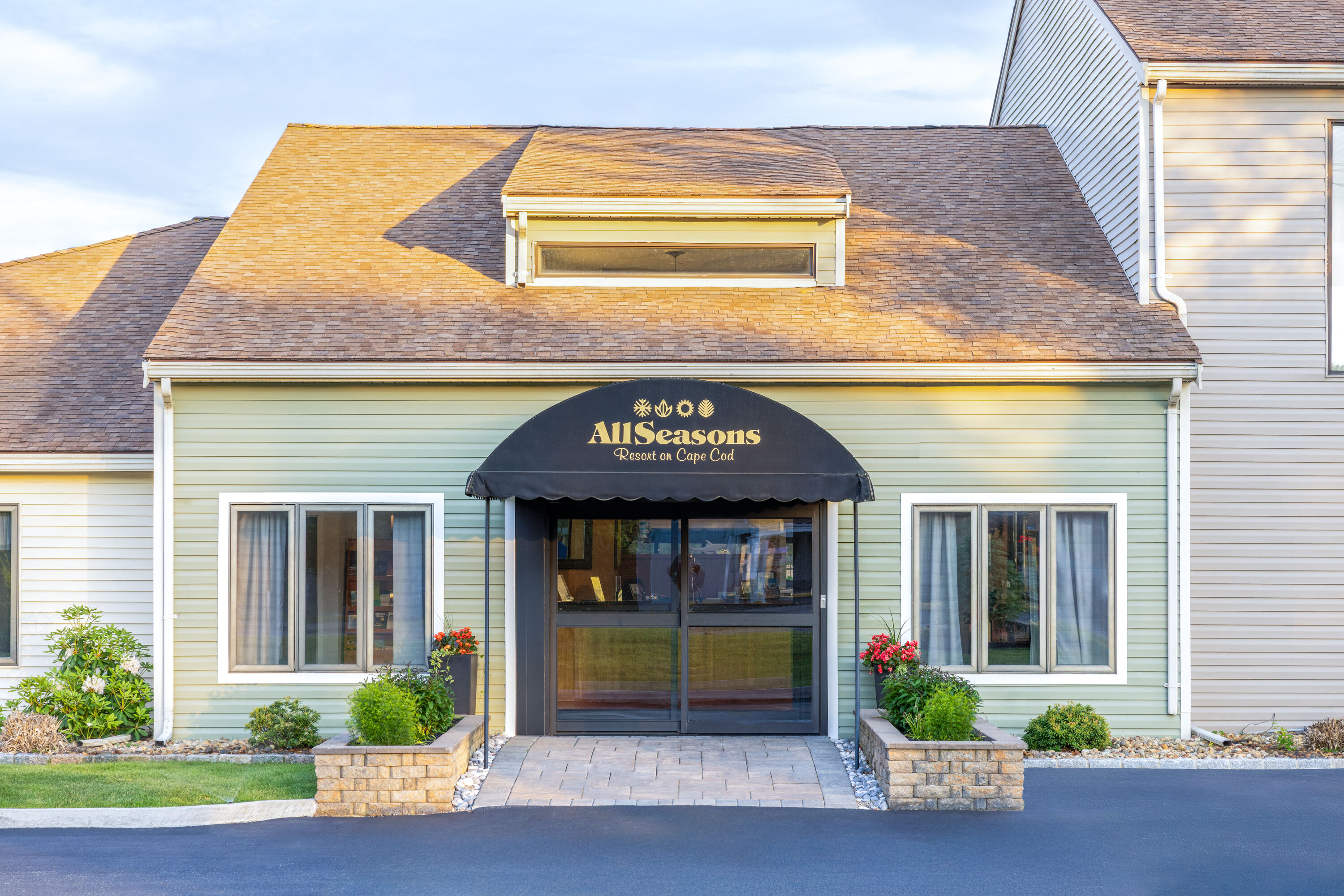 Exterior Day Image of All Seasons Resort, Trademark Collection by Wyndham hotel in South Yarmouth, Massachusetts