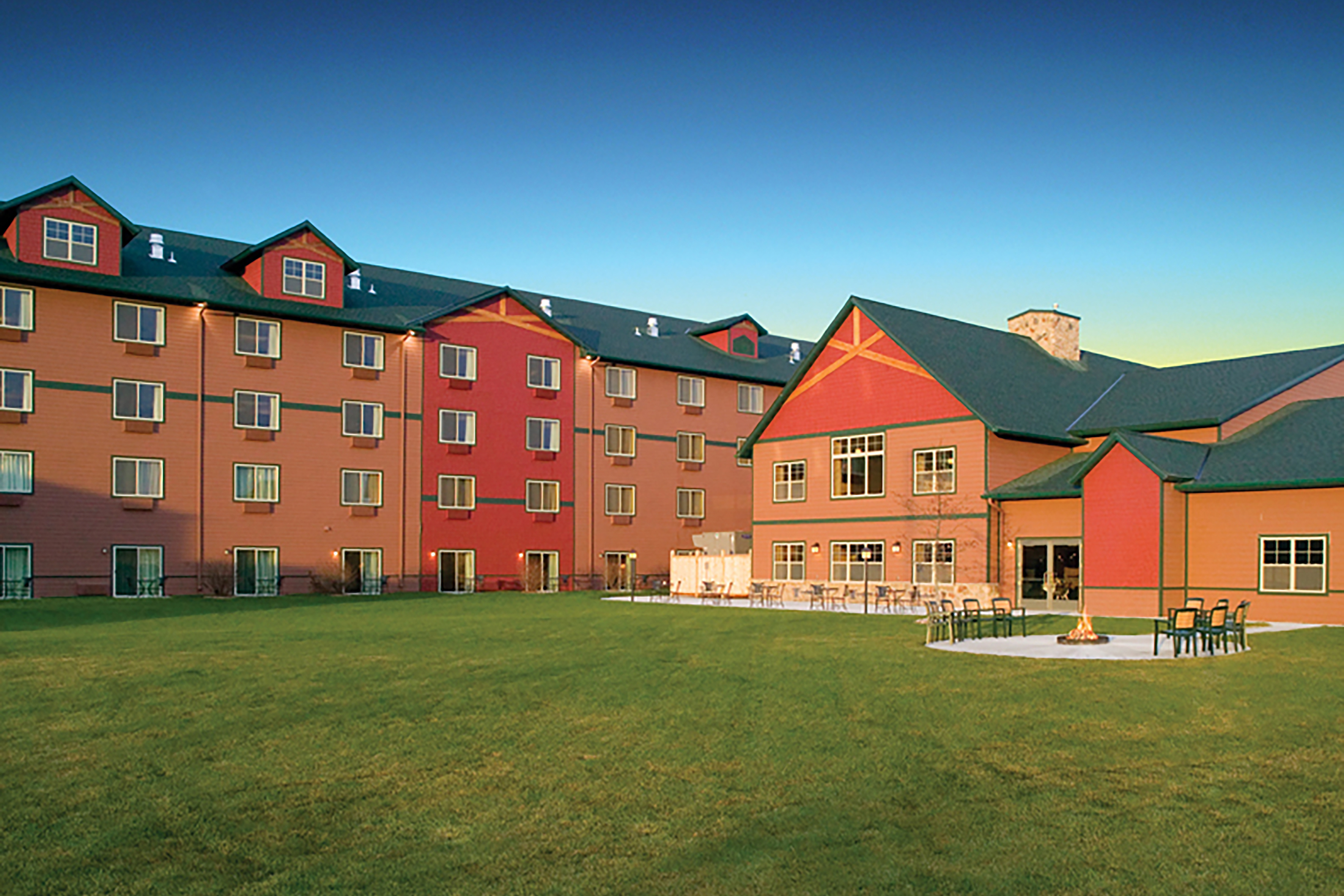 Exterior of The Lodge at Brainerd Lakes, Trademark Collection by Wyndham hotel in Baxter, Minnesota