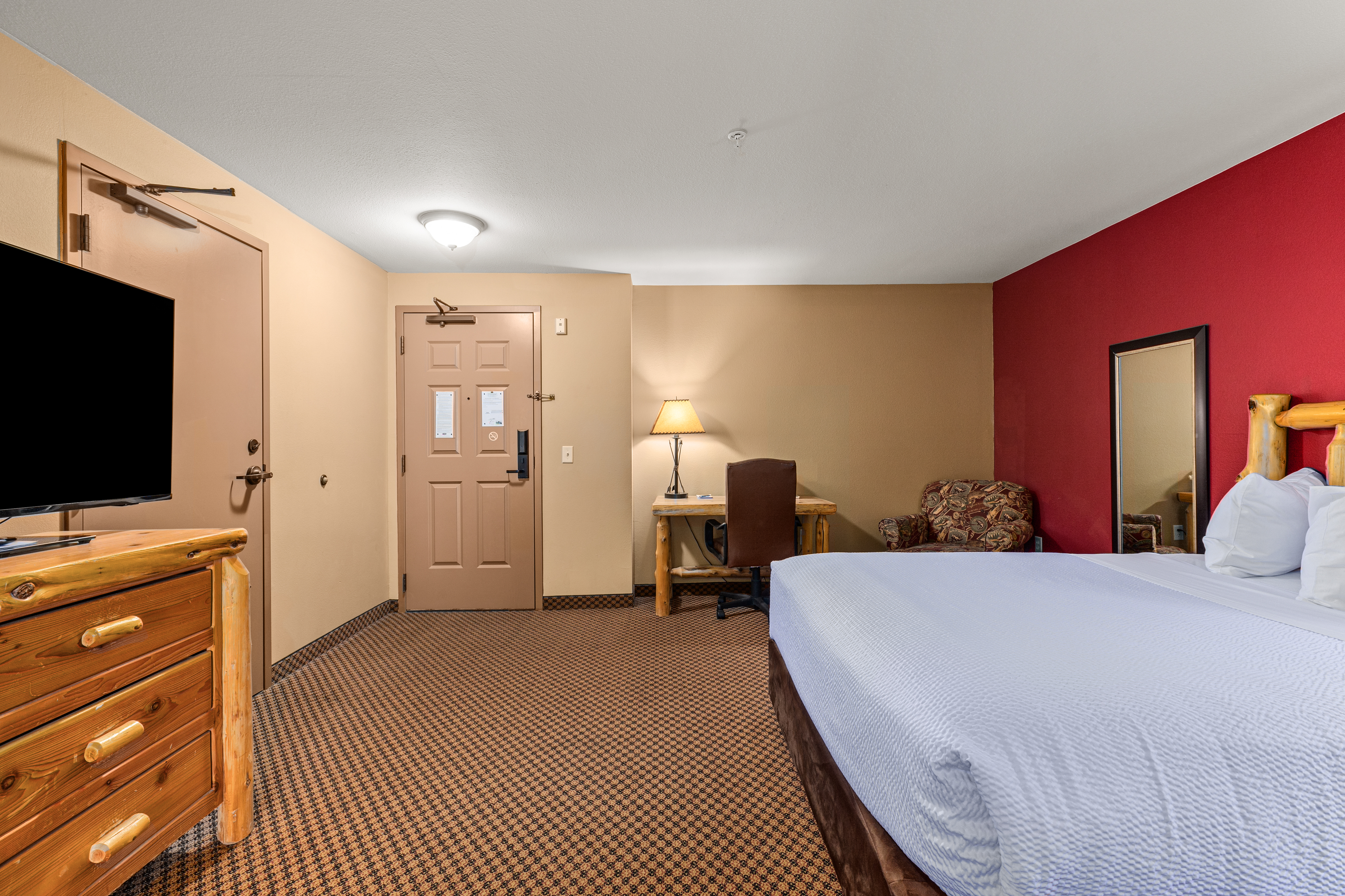 Queen bed guest room at the The Lodge at Brainerd Lakes, Trademark Collection by Wyndham in Baxter, Minnesota