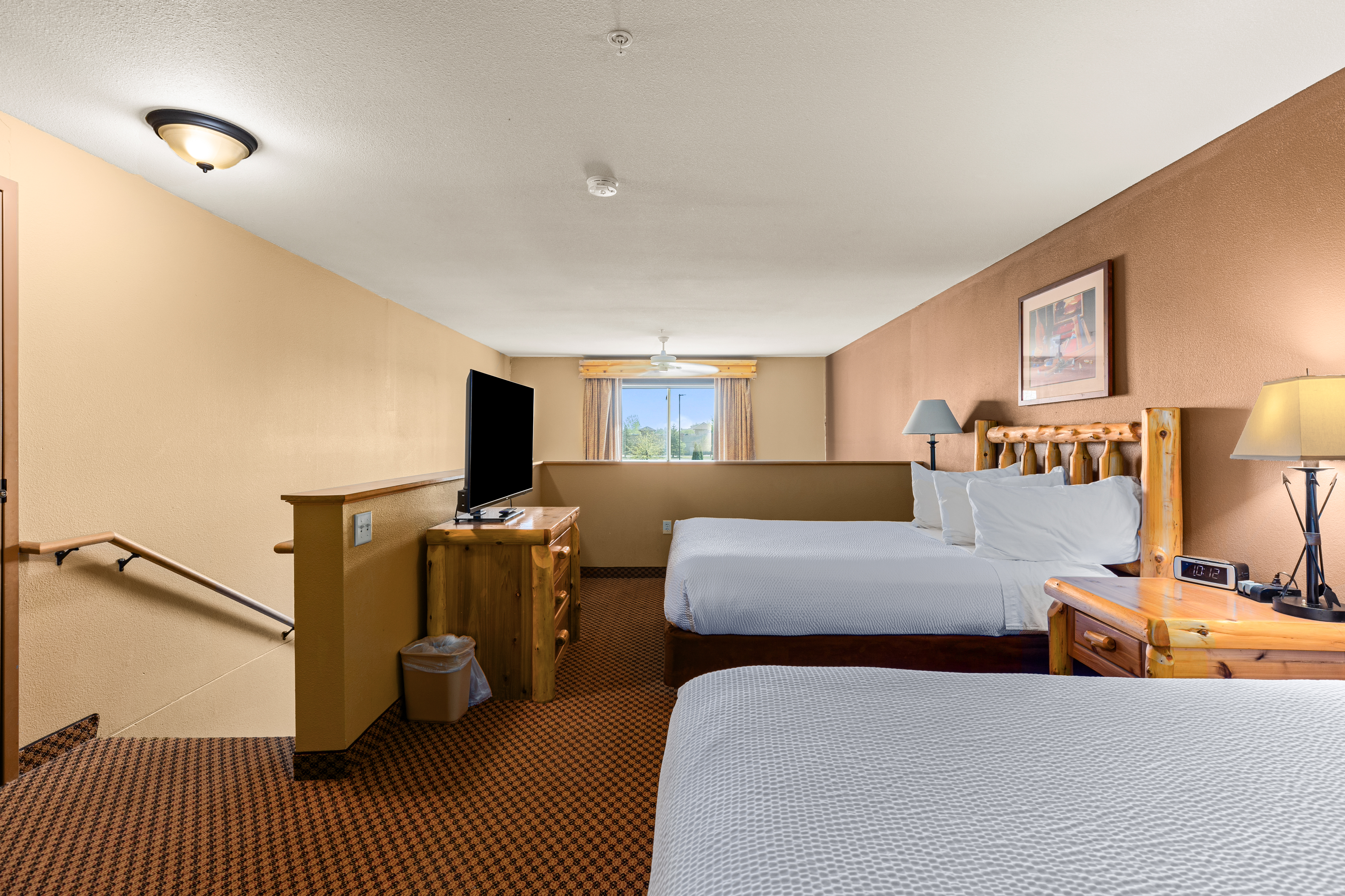 Queen bed guest room at the The Lodge at Brainerd Lakes, Trademark Collection by Wyndham in Baxter, Minnesota