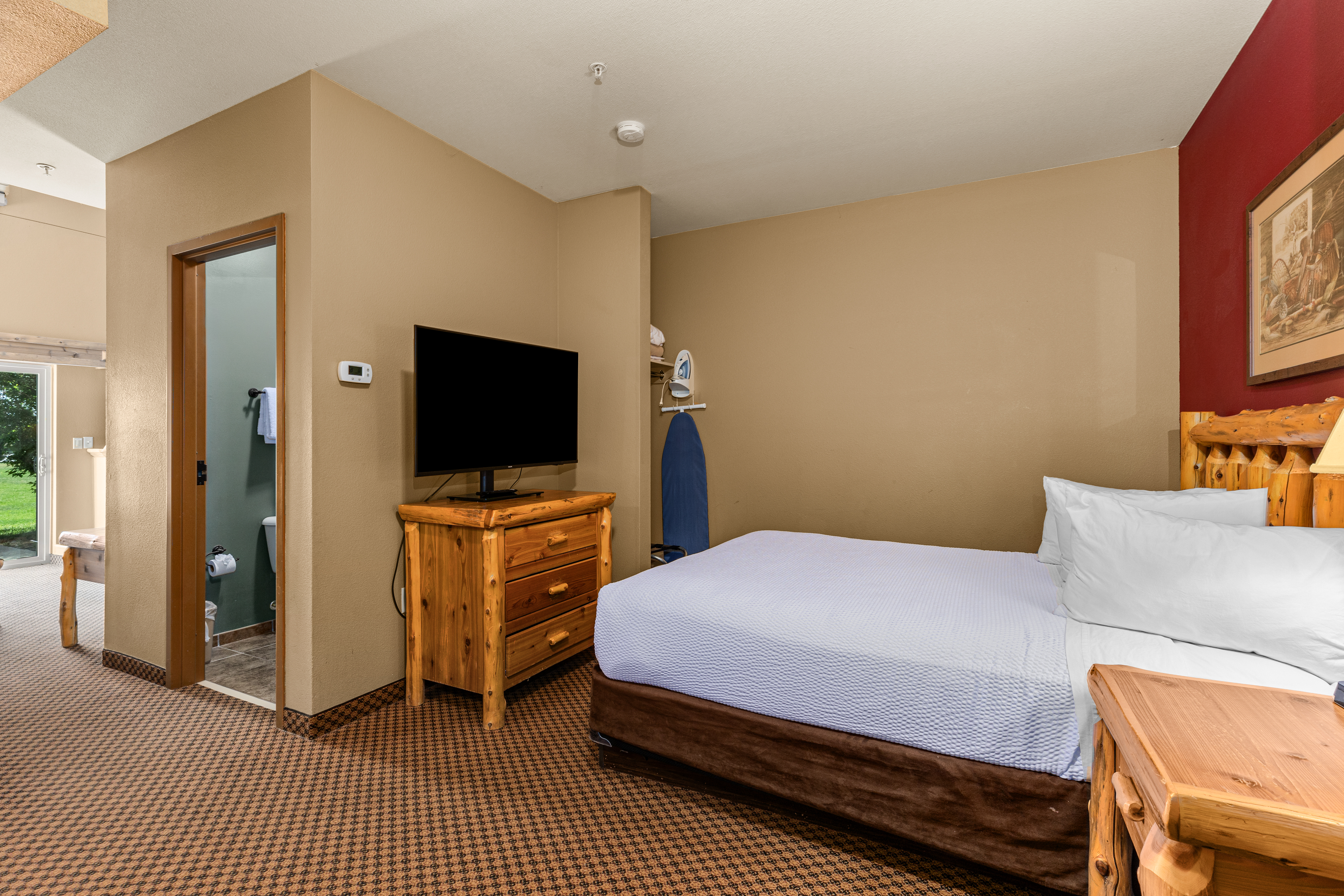 Queen bed guest room at the The Lodge at Brainerd Lakes, Trademark Collection by Wyndham in Baxter, Minnesota
