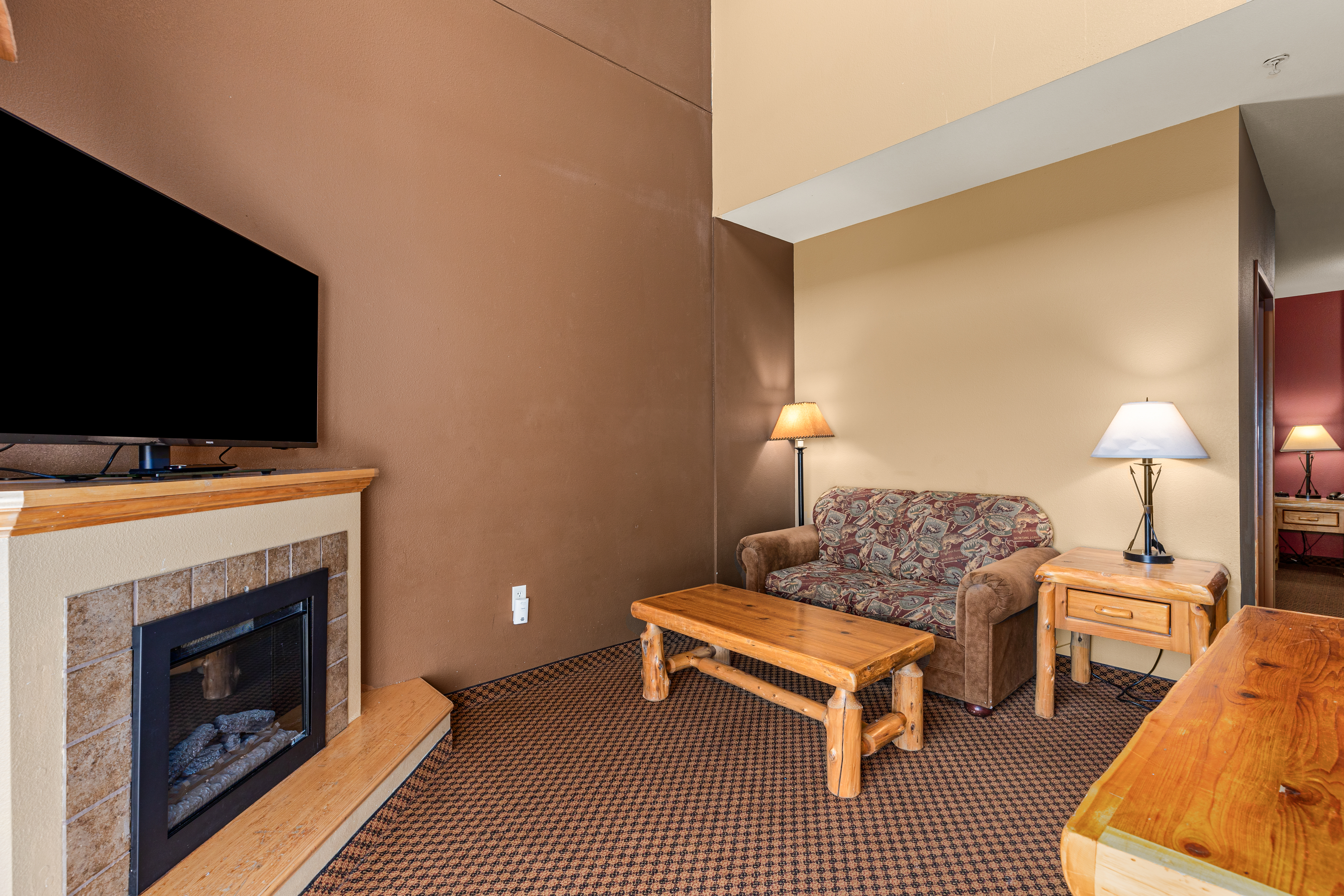 Queen bed guest room at the The Lodge at Brainerd Lakes, Trademark Collection by Wyndham in Baxter, Minnesota
