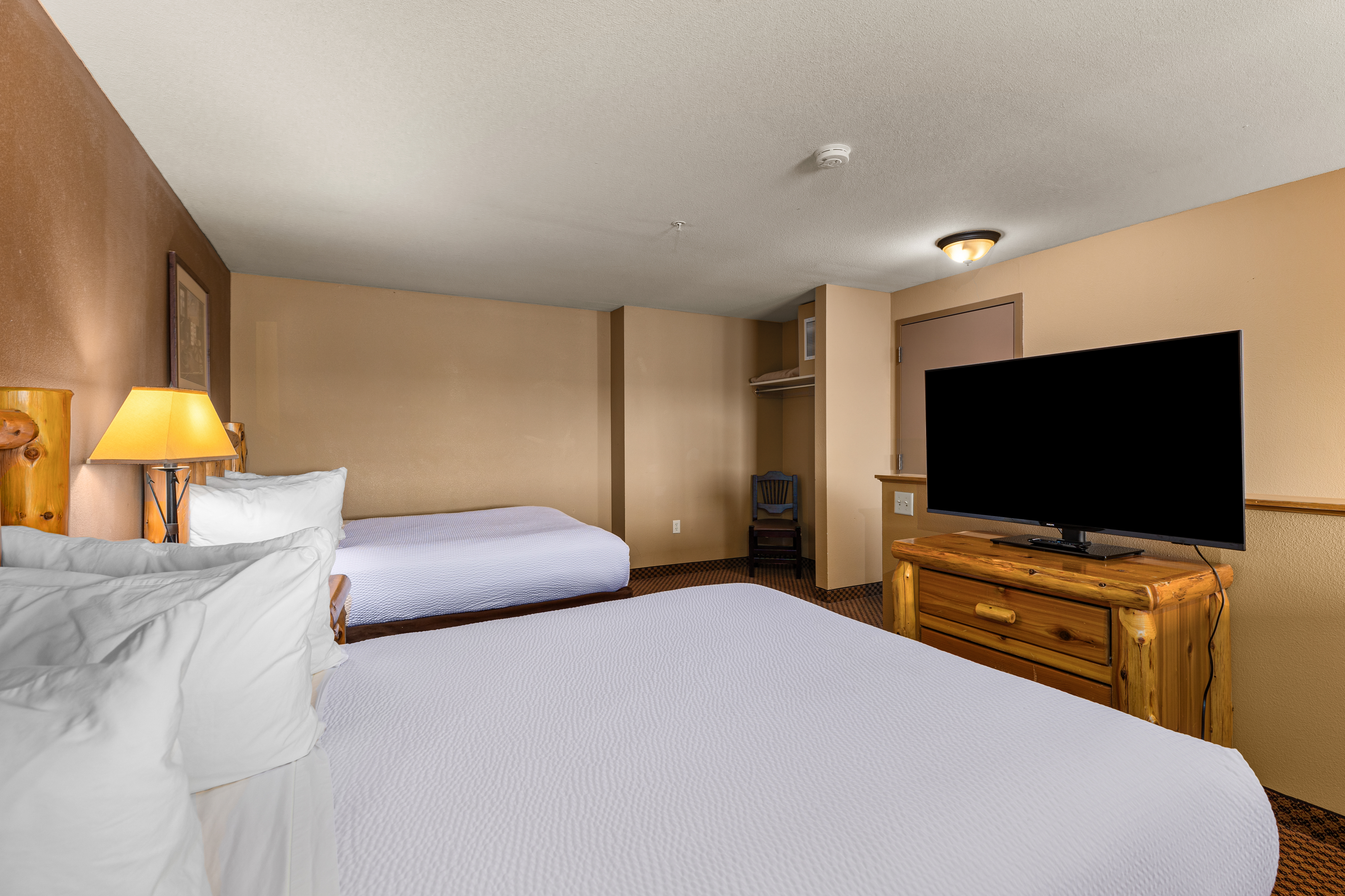Queen bed guest room at the The Lodge at Brainerd Lakes, Trademark Collection by Wyndham in Baxter, Minnesota