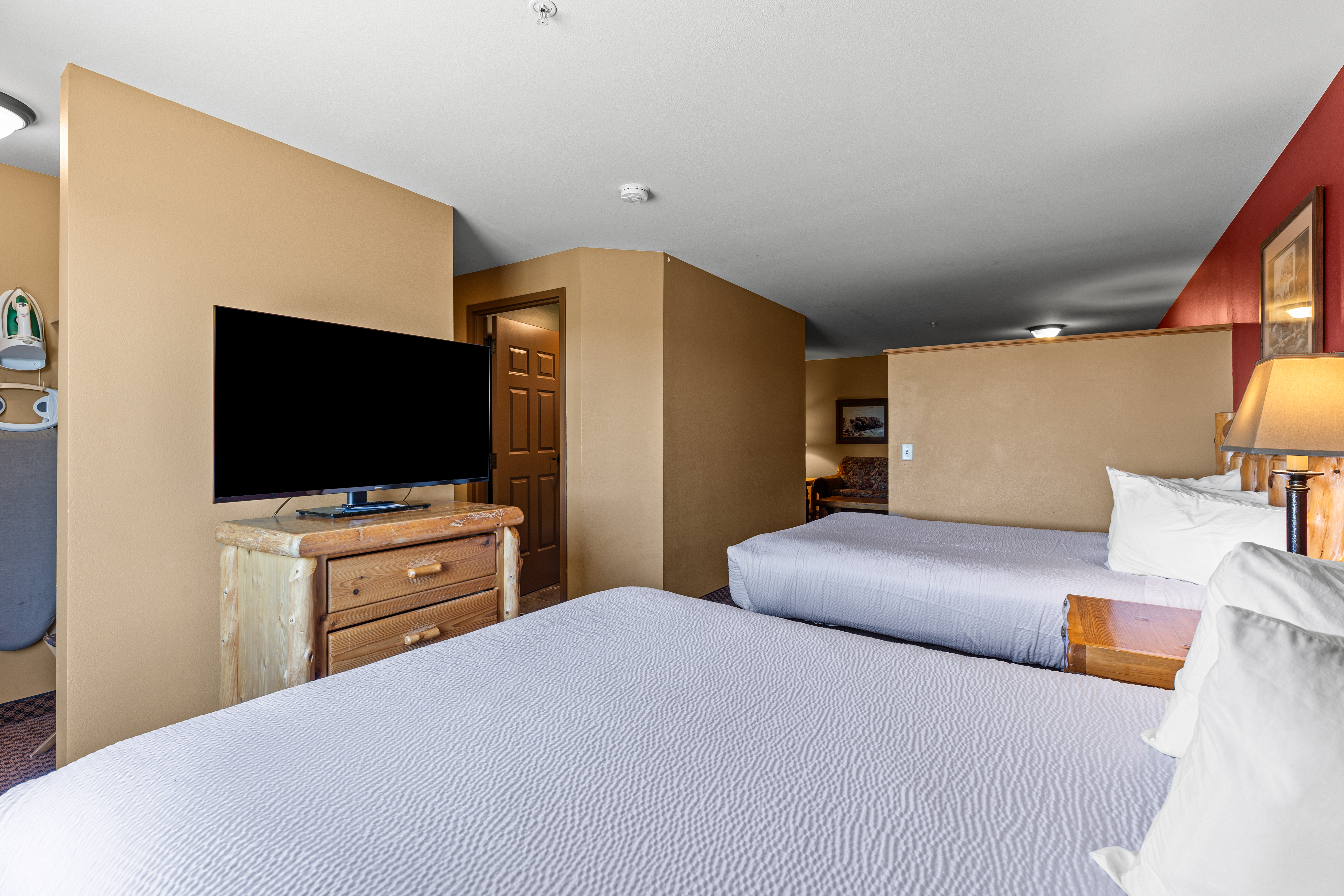 Queen bed guest room at the The Lodge at Brainerd Lakes, Trademark Collection by Wyndham in Baxter, Minnesota