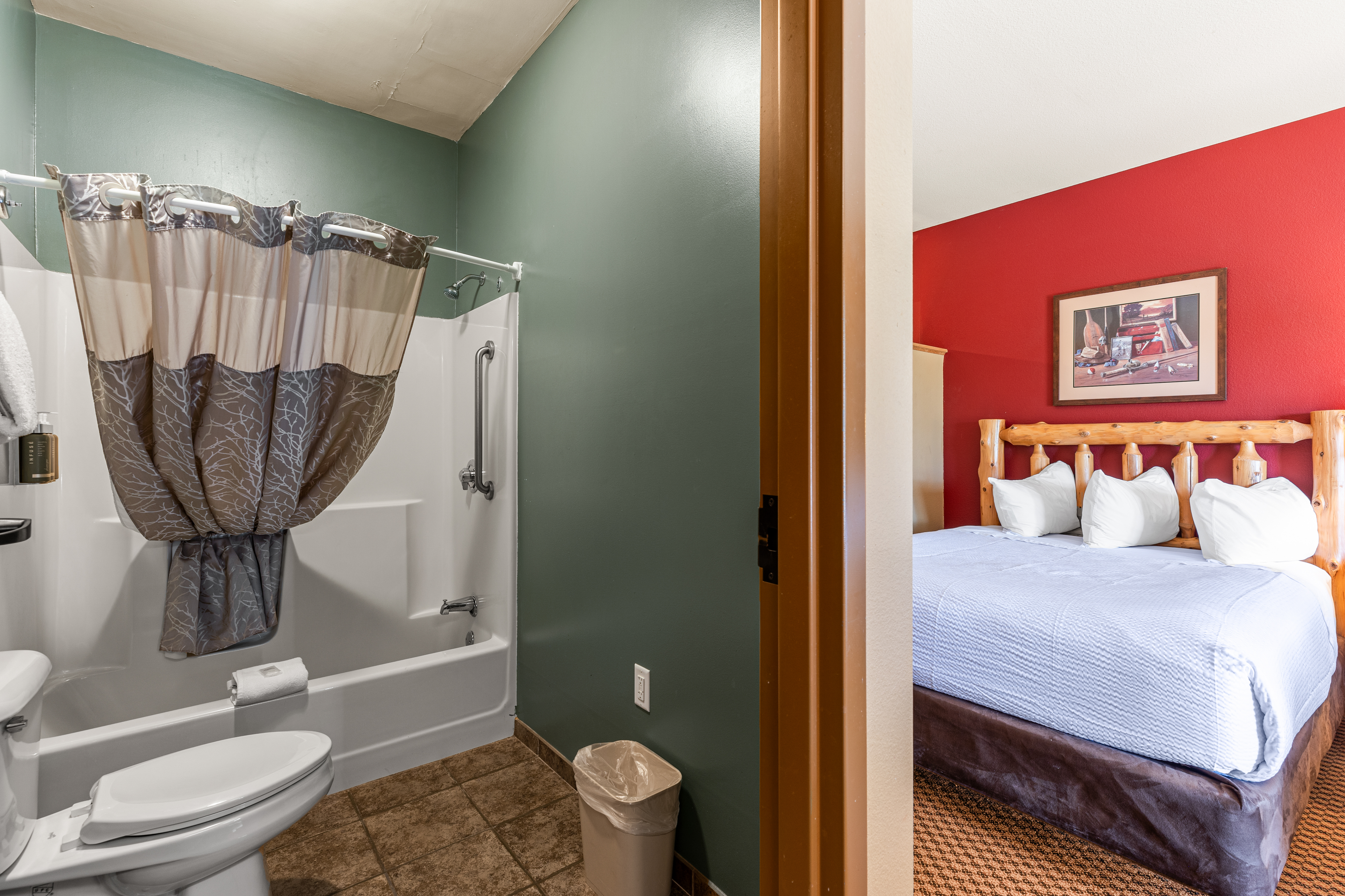 Queen bed guest room at the The Lodge at Brainerd Lakes, Trademark Collection by Wyndham in Baxter, Minnesota