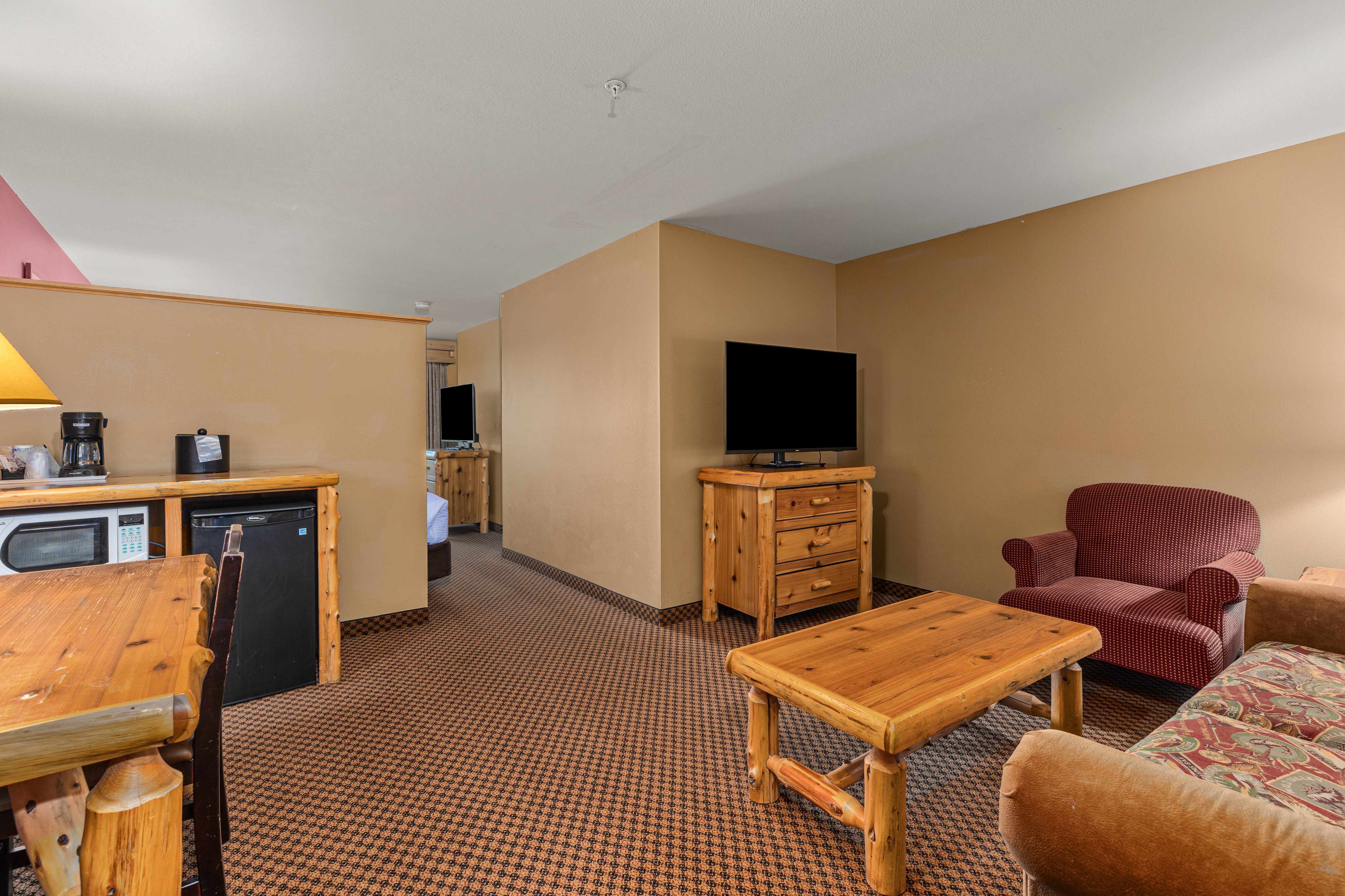 Queen bed guest room at the The Lodge at Brainerd Lakes, Trademark Collection by Wyndham in Baxter, Minnesota
