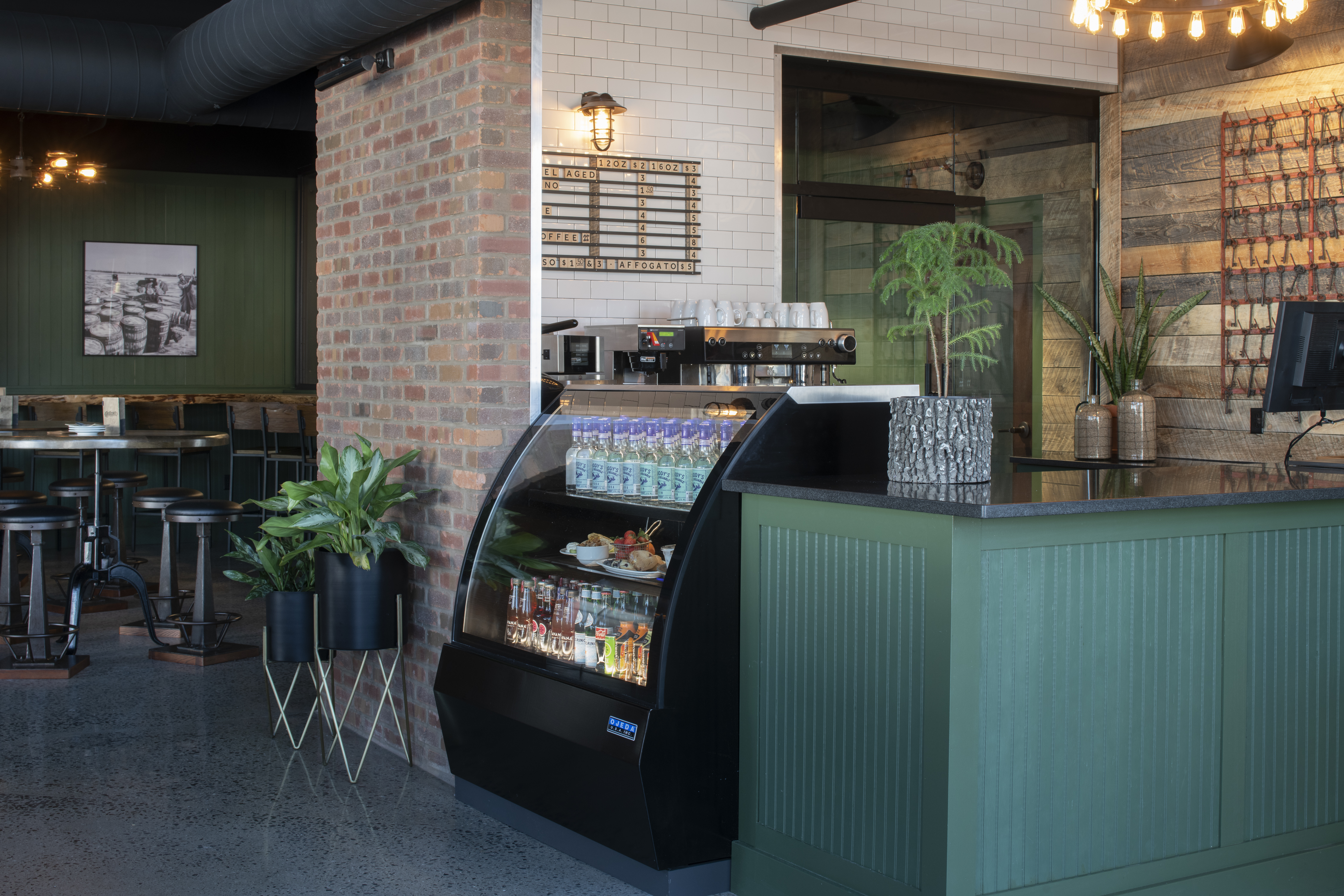Cantilever Hotel, Trademark Collection by Wyndham restaurant breakfast area with seating in Ranier, Minnesota