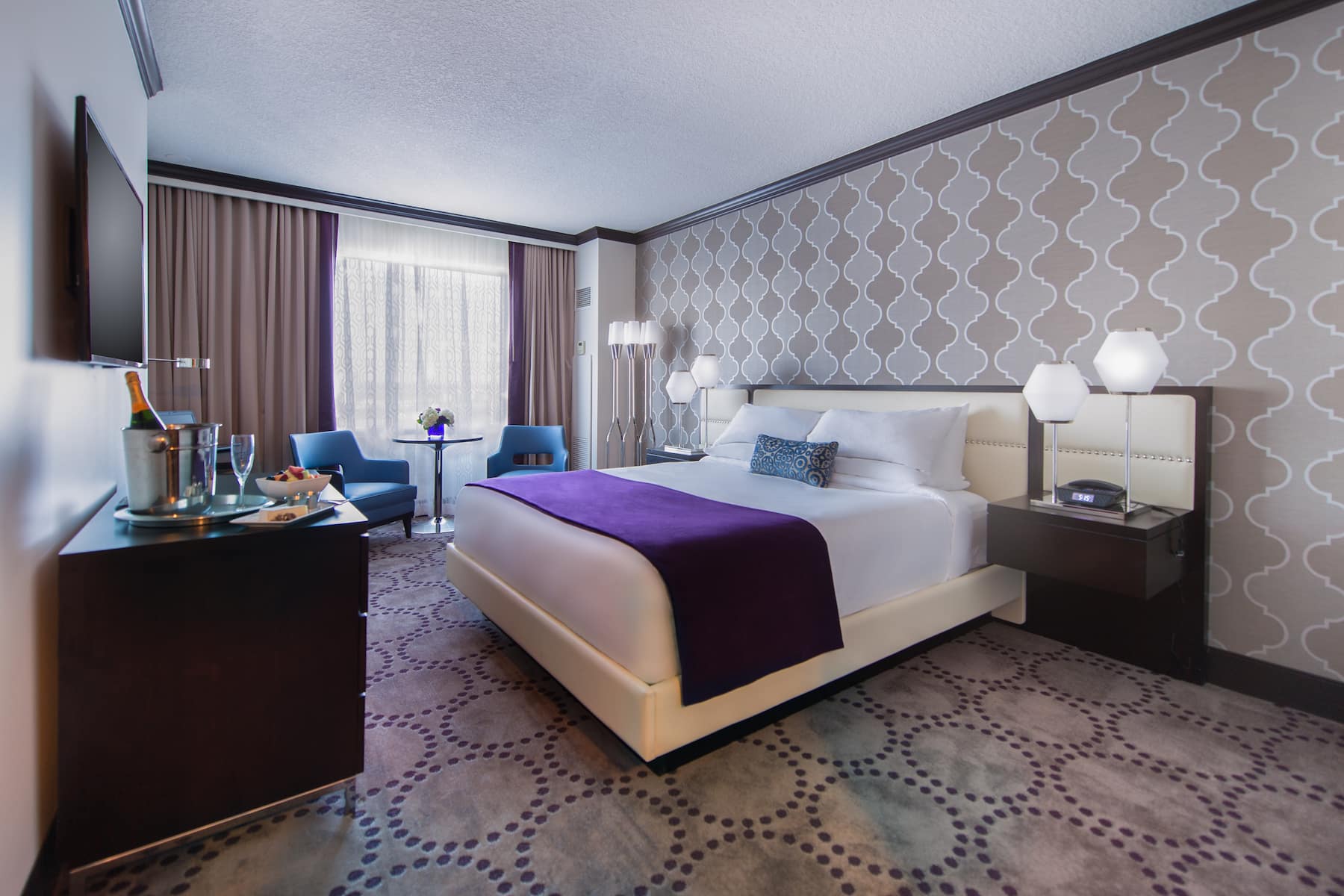 King bed guest room at the Harrah's Gulf Coast, Trademark Collection by Wyndham in Biloxi, Mississippi