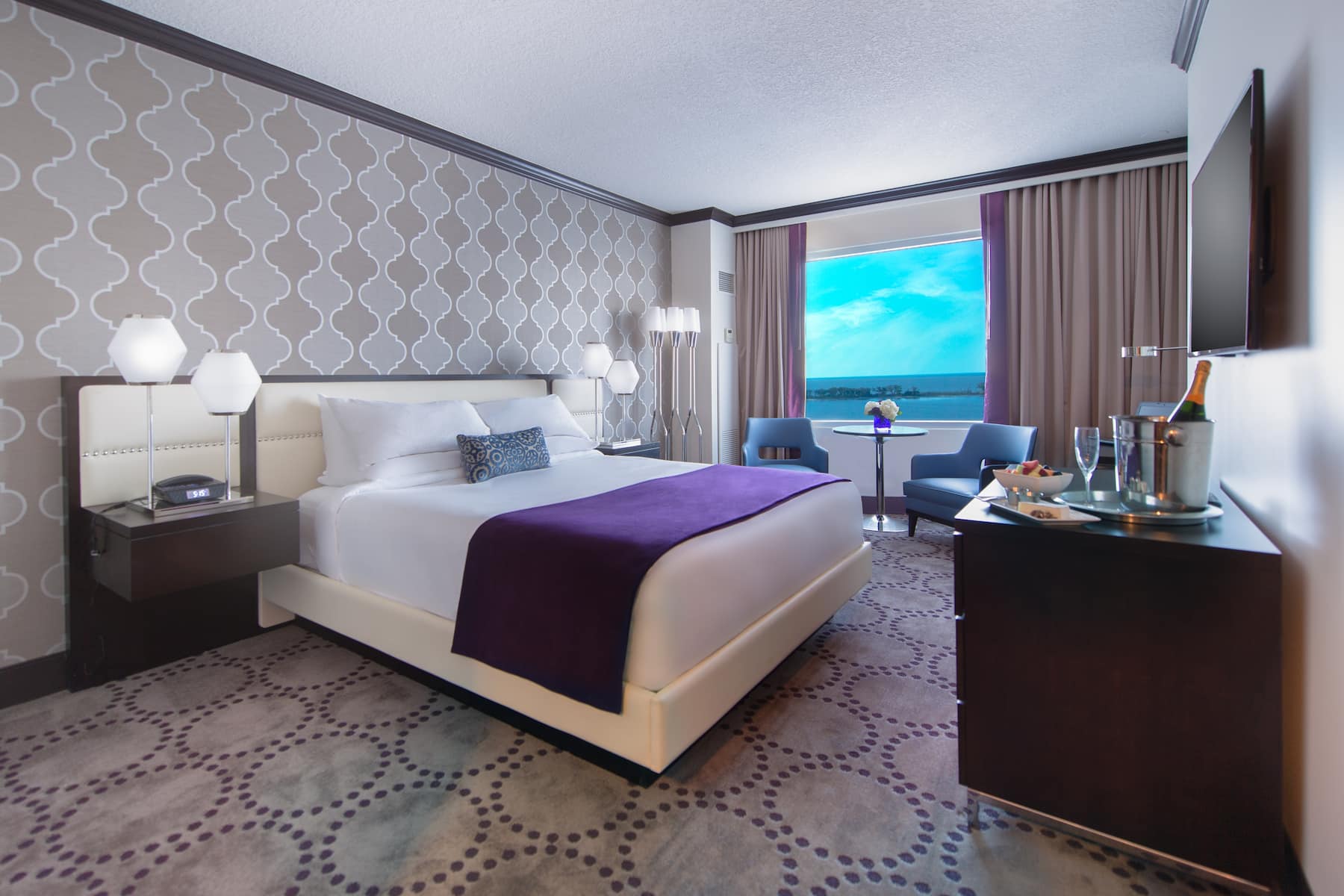 King bed guest room at the Harrah's Gulf Coast, Trademark Collection by Wyndham in Biloxi, Mississippi